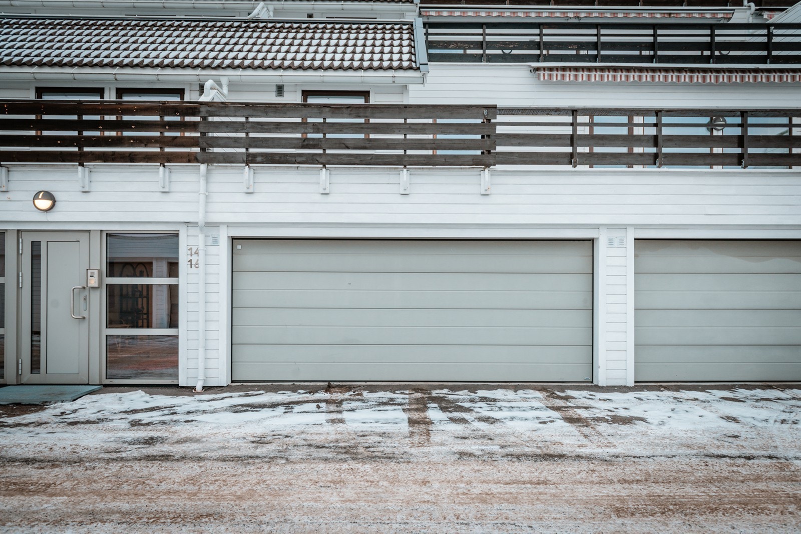 Leiligheten har egen dobbel garasje Galleribilde