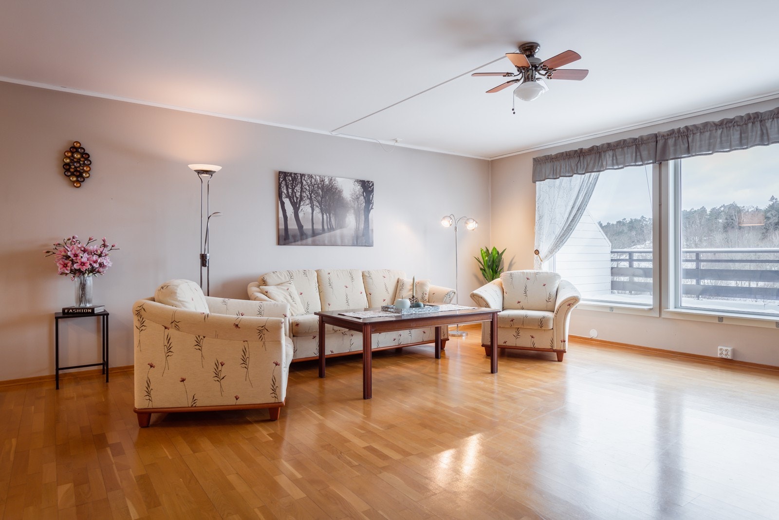 Stuen har god plass og store vindusflater som gir godt med naturlig lys Galleribilde