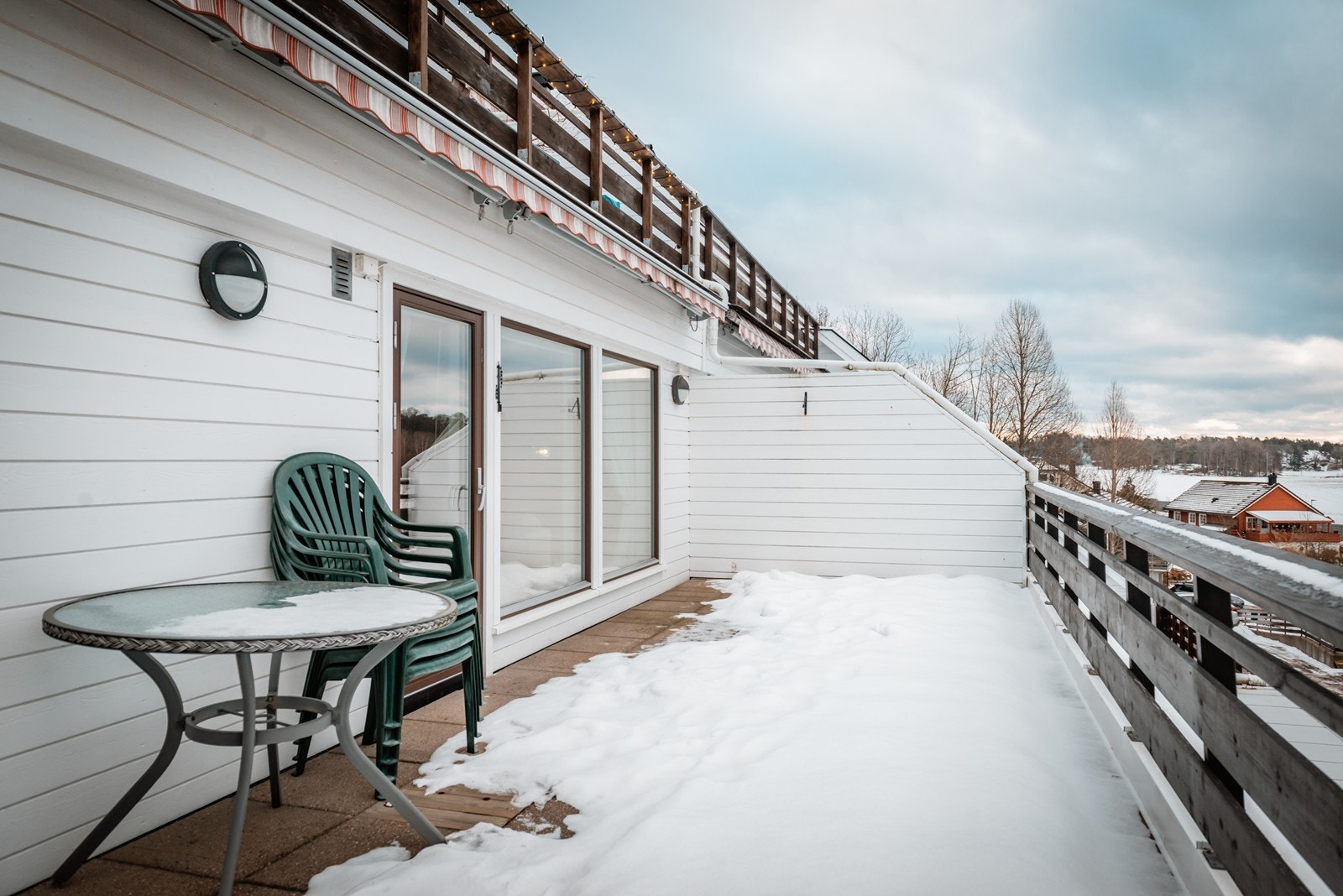 Fin balkong mot sydvest med god plass og solrike forhold. Galleribilde