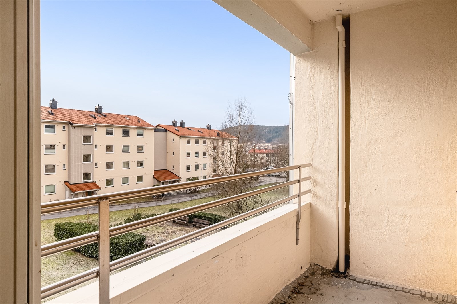 Fra stuen er det utgang til sørvendt og overbygget altan på 3,5 kvm. Galleribilde