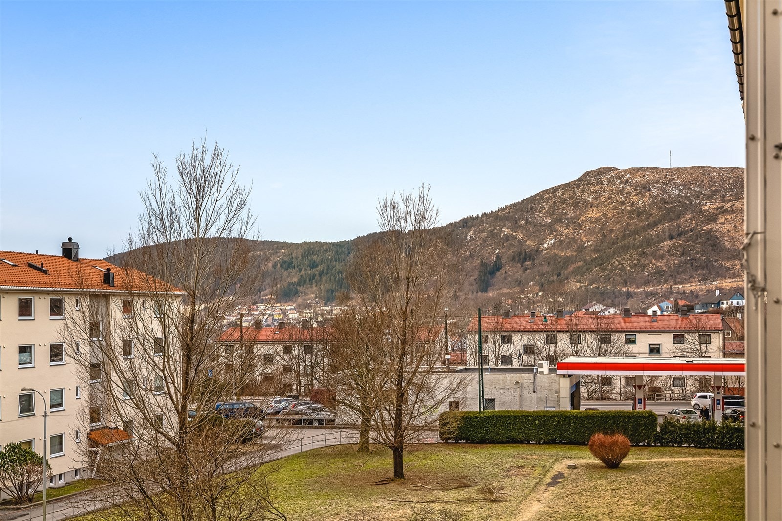 Fra altan er det utsikt ut over nærområdet og mot Løvstakken. Galleribilde