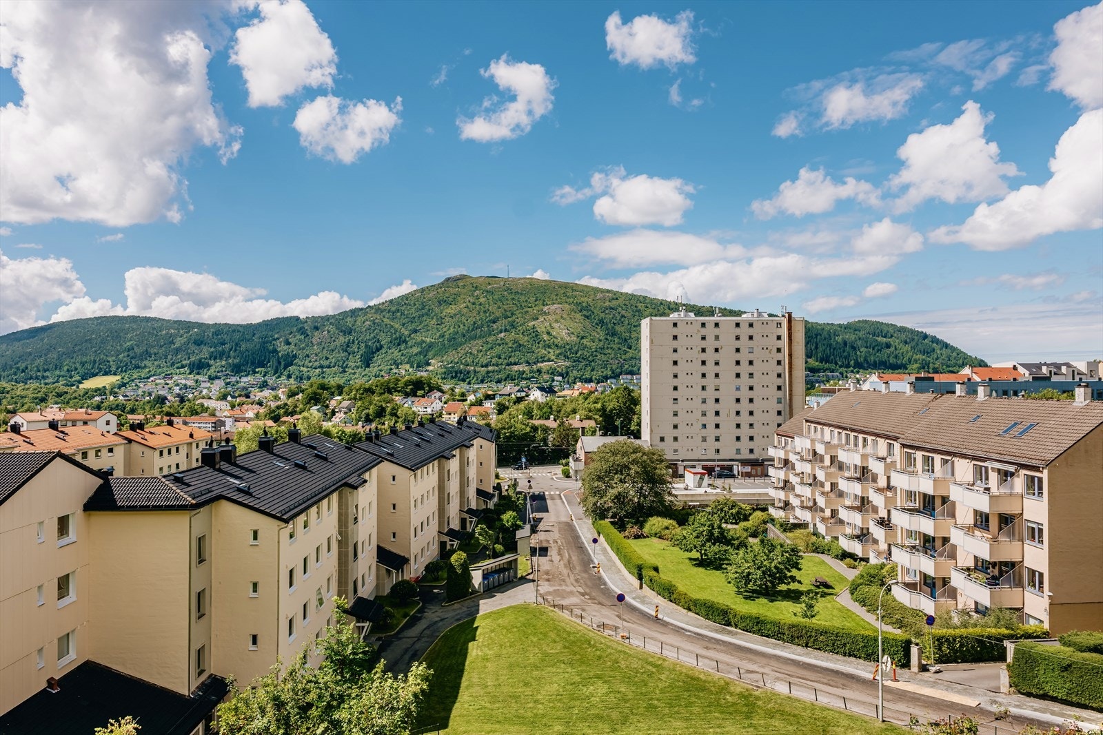 Ny-Landås Borettslag Avd G består av til sammen 64 leiligheter i lavblokker. Galleribilde