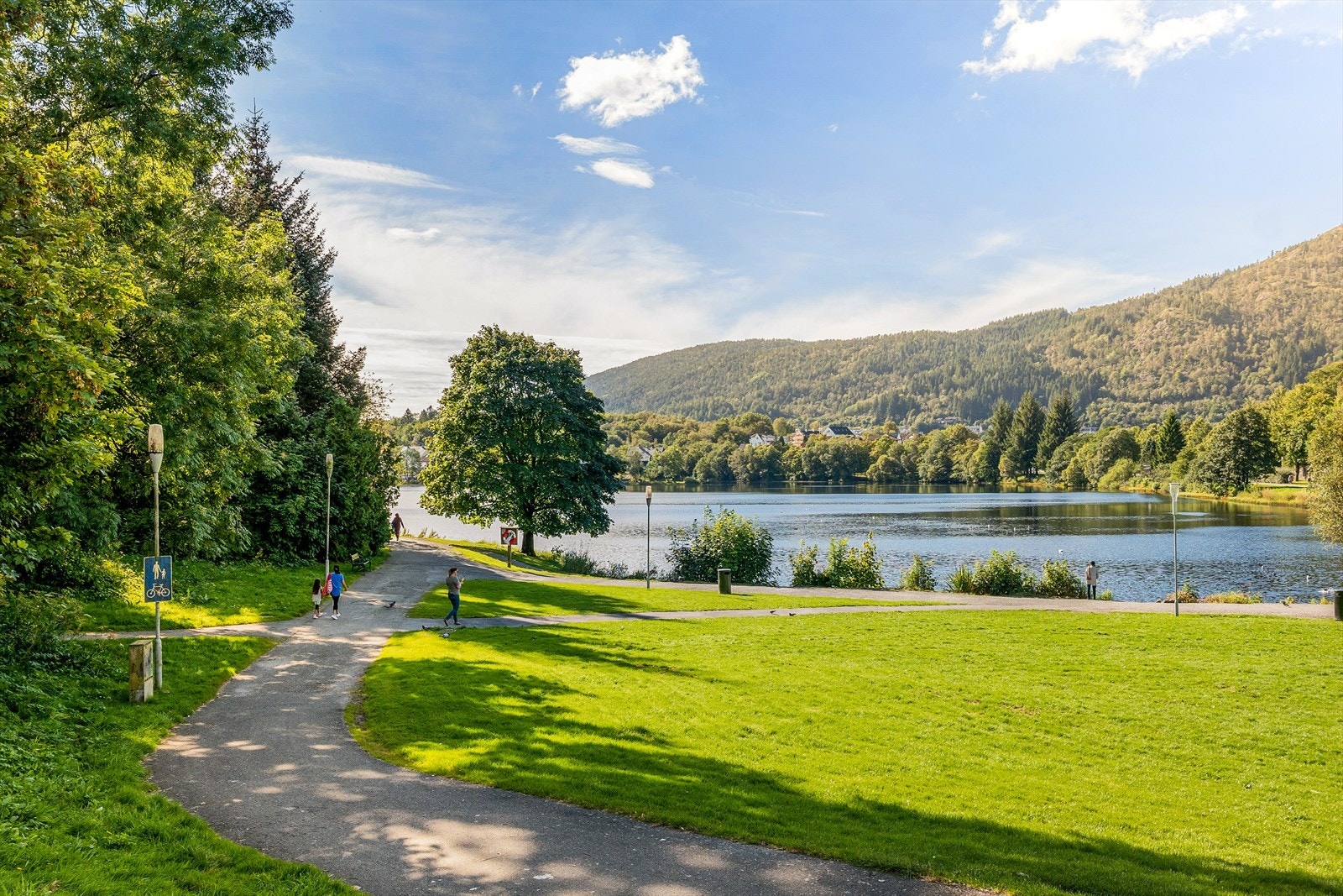 Flotte turområder i umiddelbar nærhet, med blant annet Tveitevannet, Christieparken og Ulriken. Foretrekker du innendørs trening finner du treningssenter ved Landåstorget. Galleribilde