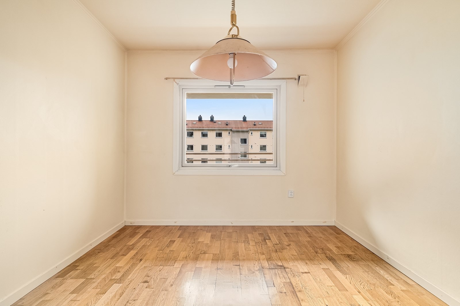 Dette soverommet har vindu vendt ut mot borettslagets rolige fellesarealer. Galleribilde