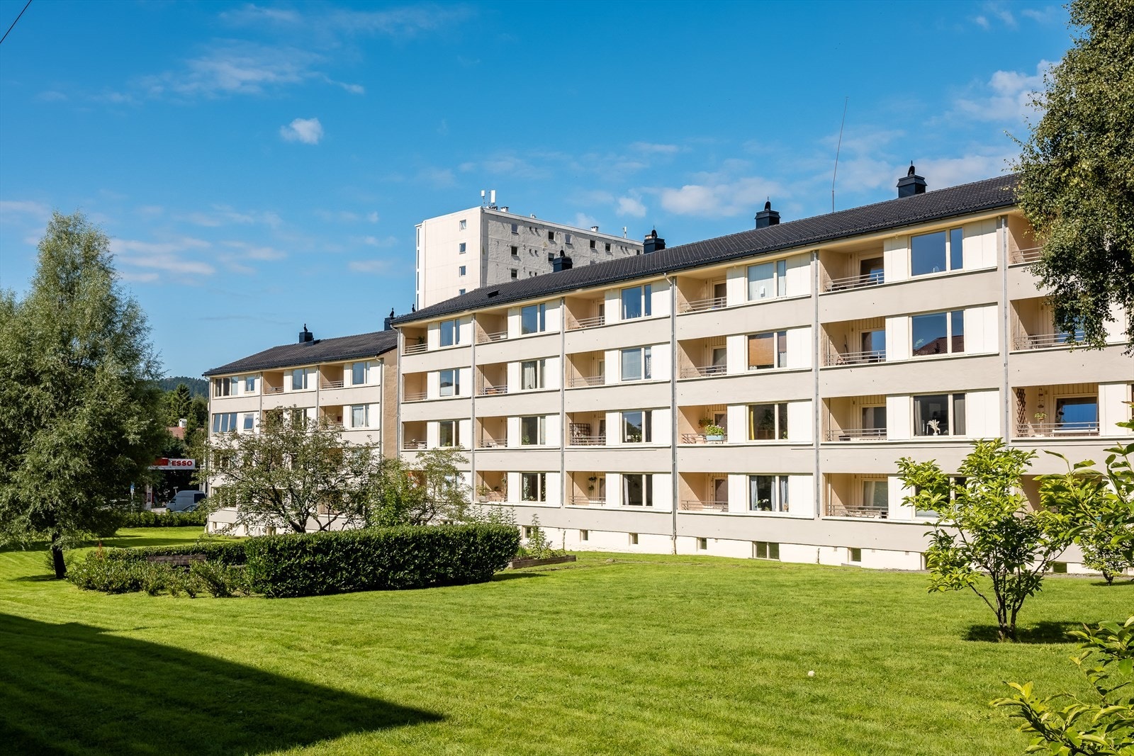 Velkommen til Rugdeveien 36, en 3-roms andelsleilighet med fin beliggenhet sentralt på Landås. Galleribilde