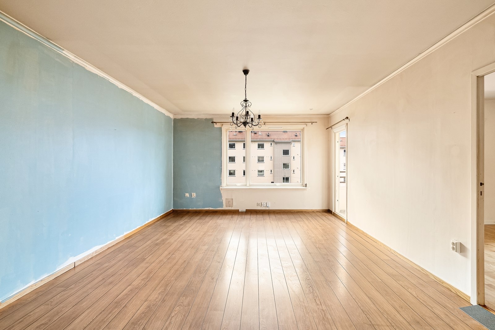 Stuen måler 24 kvm, og har store vinduer mot sør som gir rommet godt med naturlig lys. Galleribilde