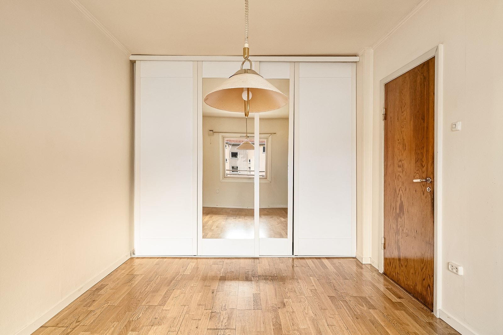 Her er montert en stor skyvedørsgarderobe. Galleribilde