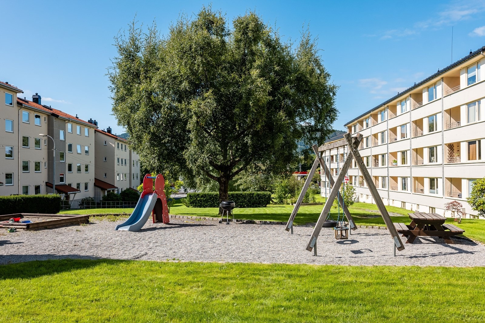 Borettslaget har pene fellesarealer med lekeplass og sitteplasser. Galleribilde