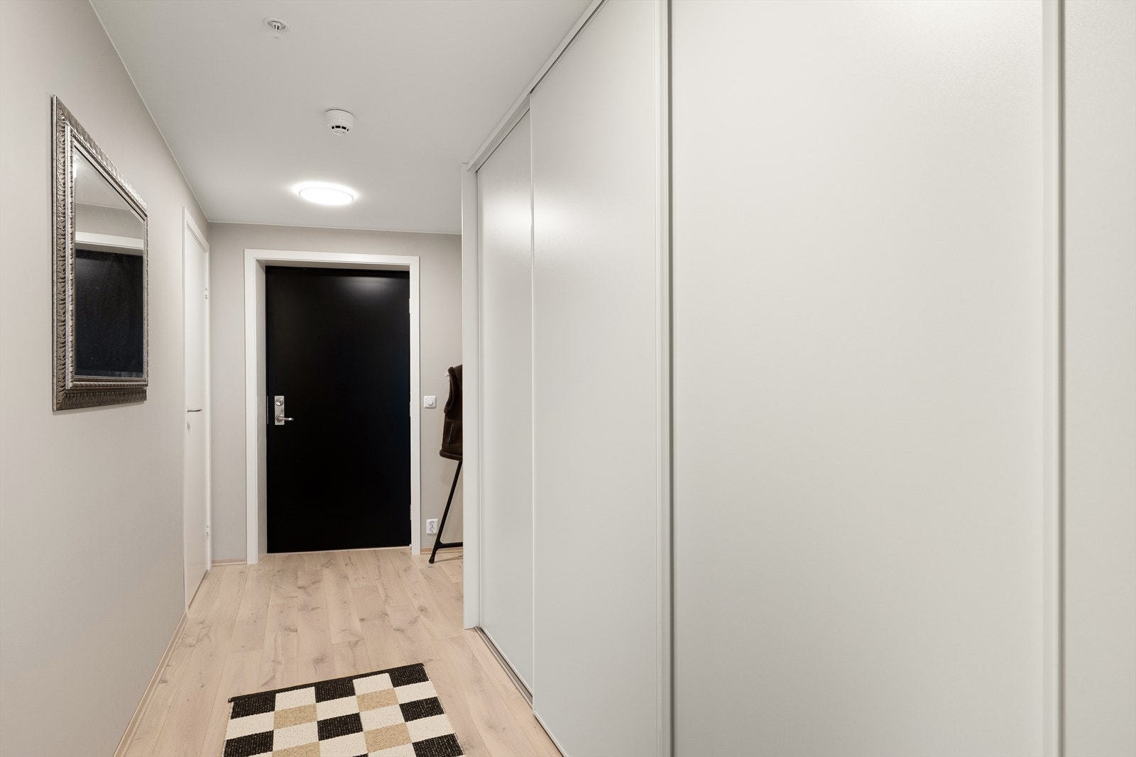 Romslig entré/gang med stor skyvedørsgarderobe Galleribilde