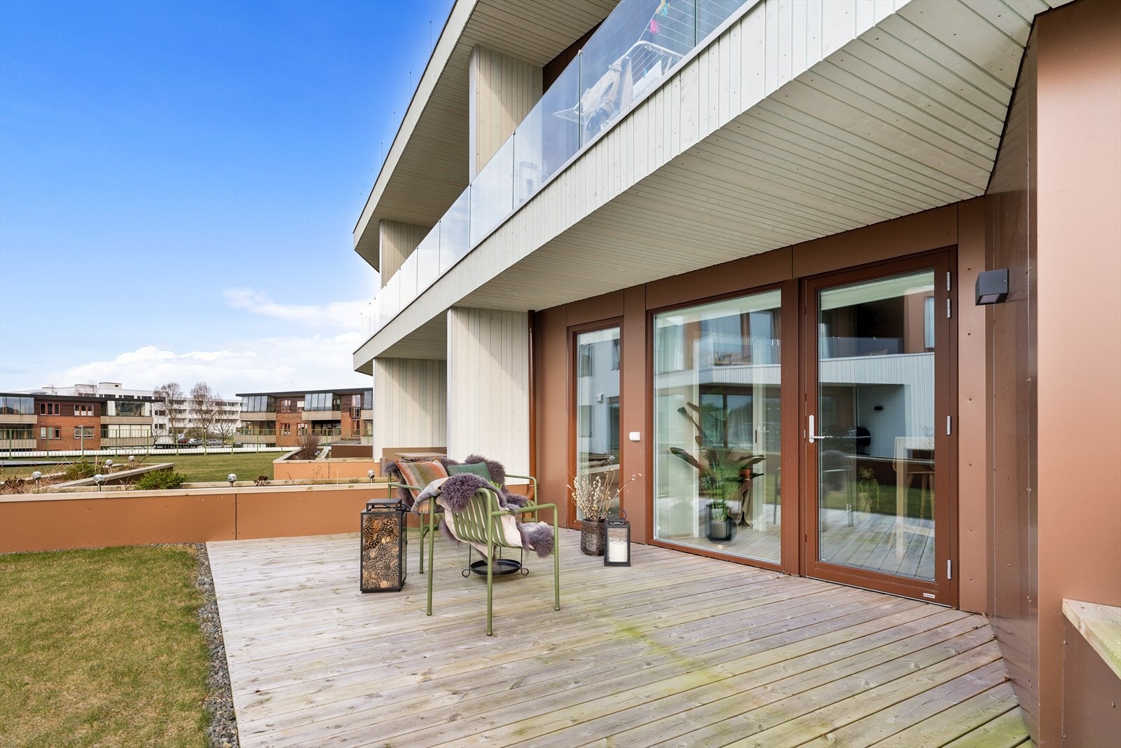 Leiligheten ligger i byggets 2.etasje, med en stor vestvendt terrasse på 19 kvm rett ut fra leiligheten Galleribilde