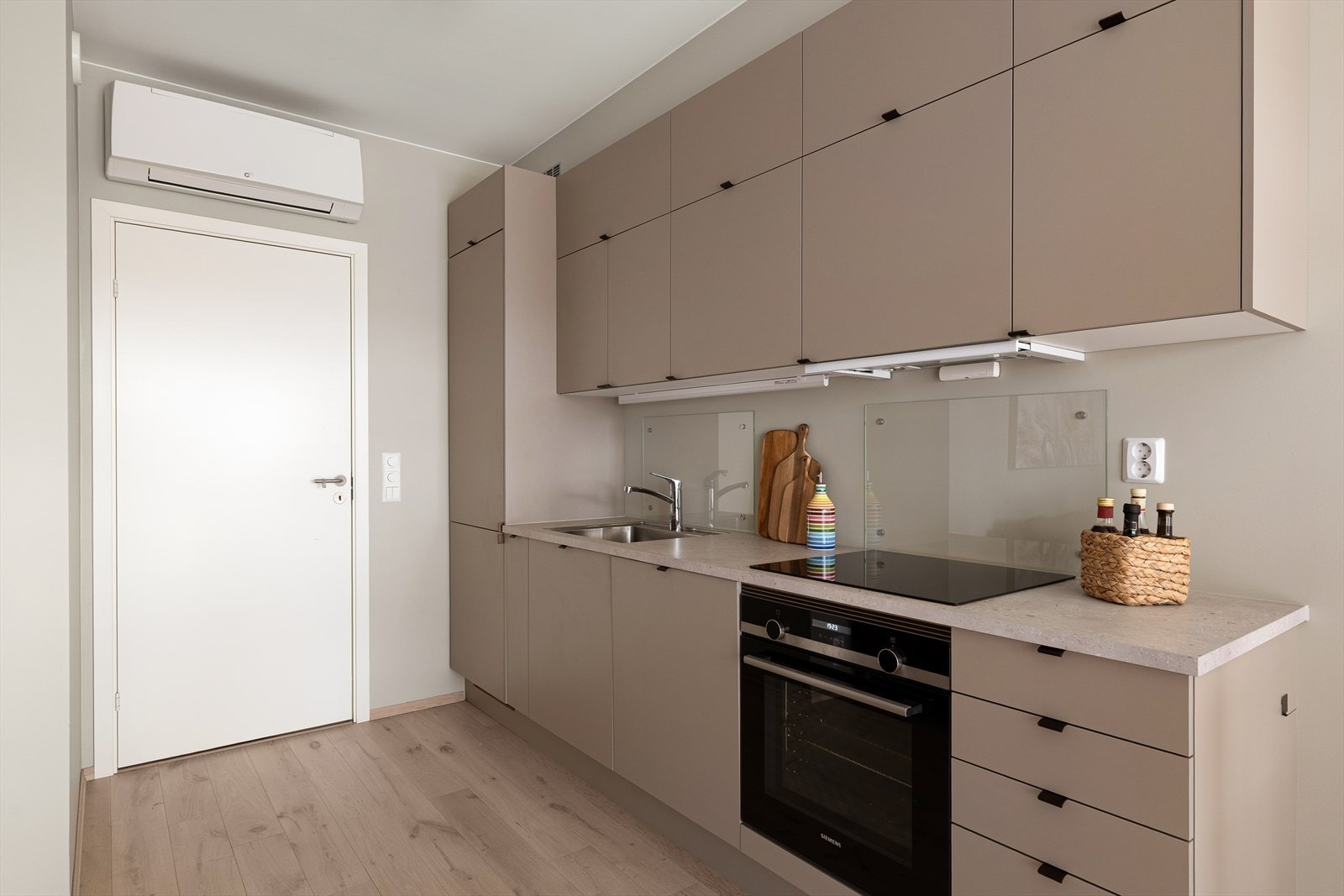 I stue/kjøkkendel er det oppvarming med vannbåren varme via viftekonvektor over dør Galleribilde