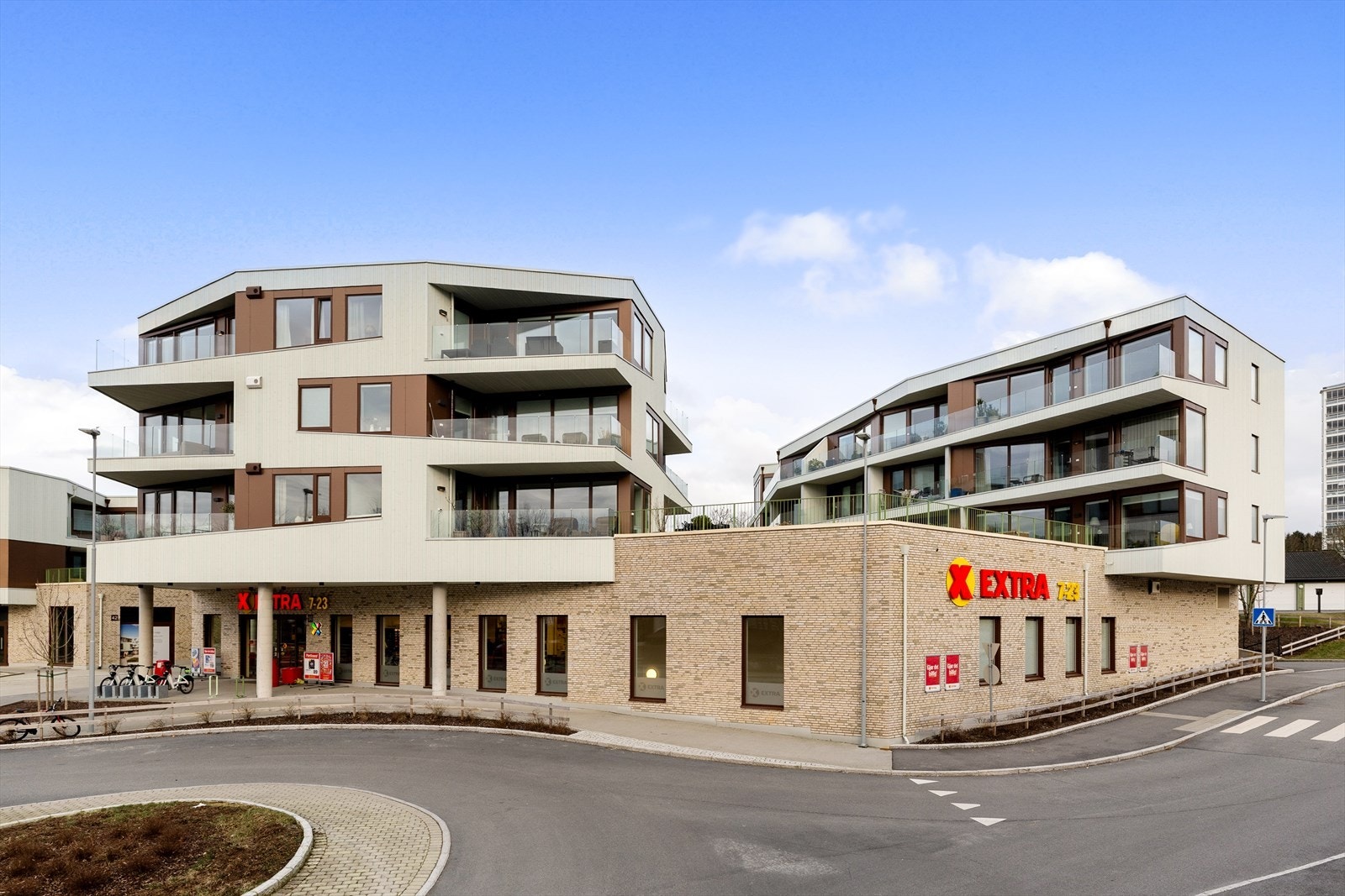 I bygget har man matbutikk i første etasje, hvor man kan gå tørrskodd via garasjeanlegget. Leiligheten ligger i bygget til høyre i bildet Galleribilde