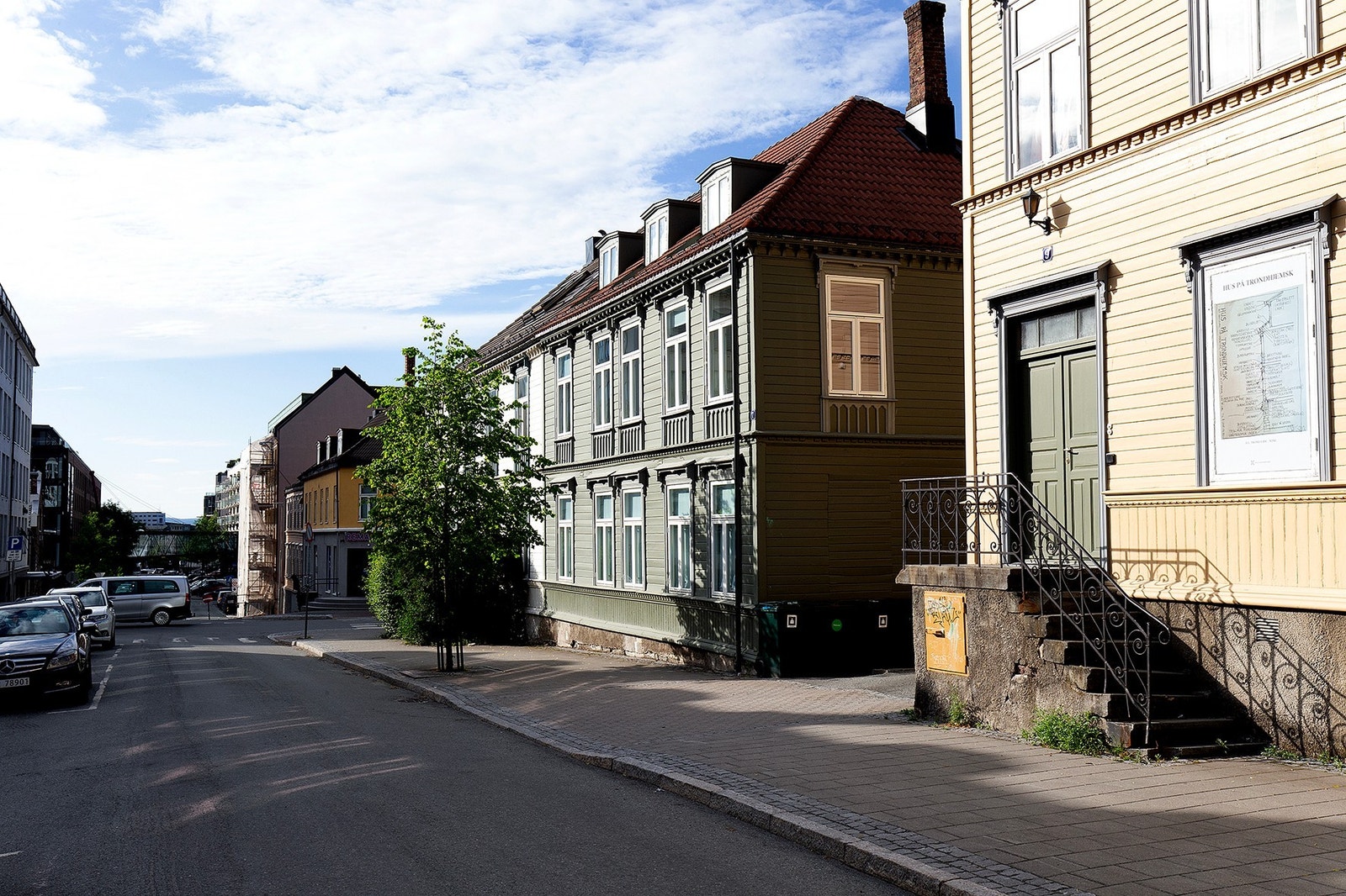 Fasade, rett ved Solsiden Galleribilde