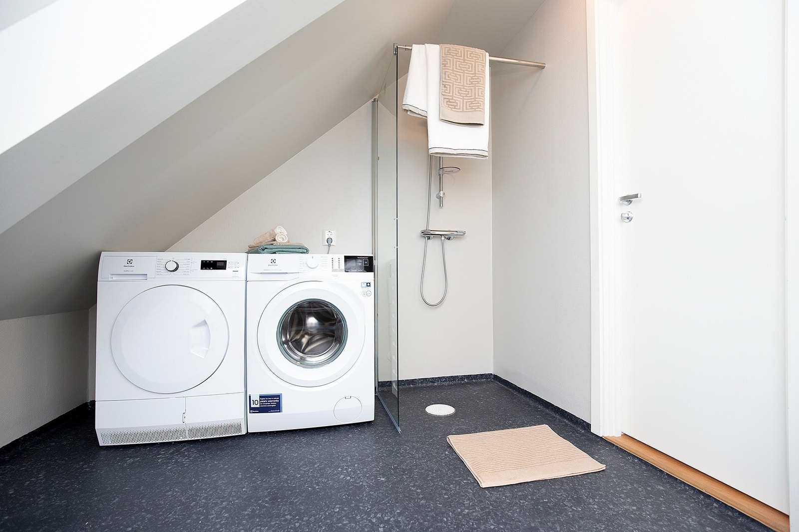 Bad med vaskemaskin og tørketrommel Galleribilde