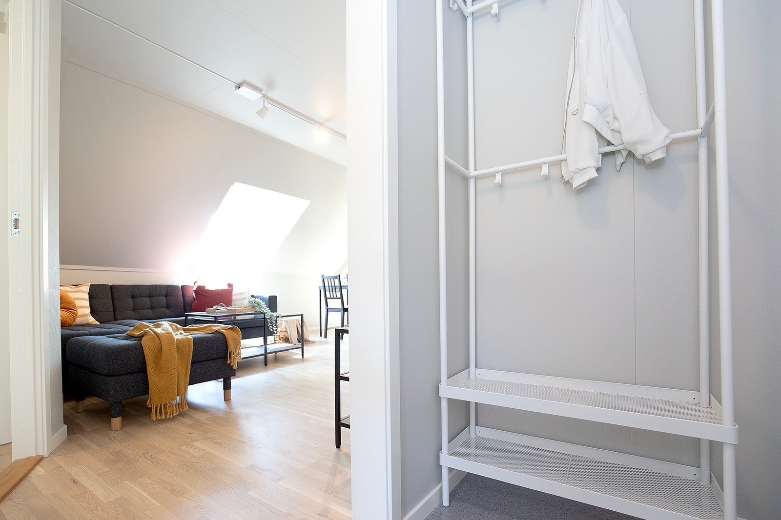 Entre med garderobe Galleribilde