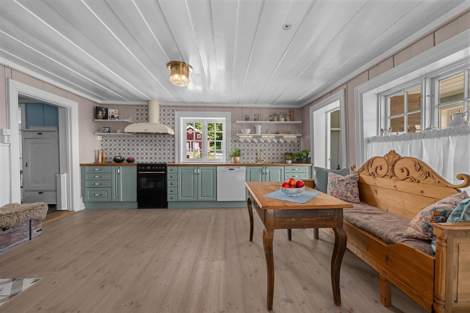 Kjøkkenet har hatt overflatebehandling, med fliser på veggen, malte veggflater og gulv av heltre Galleribilde