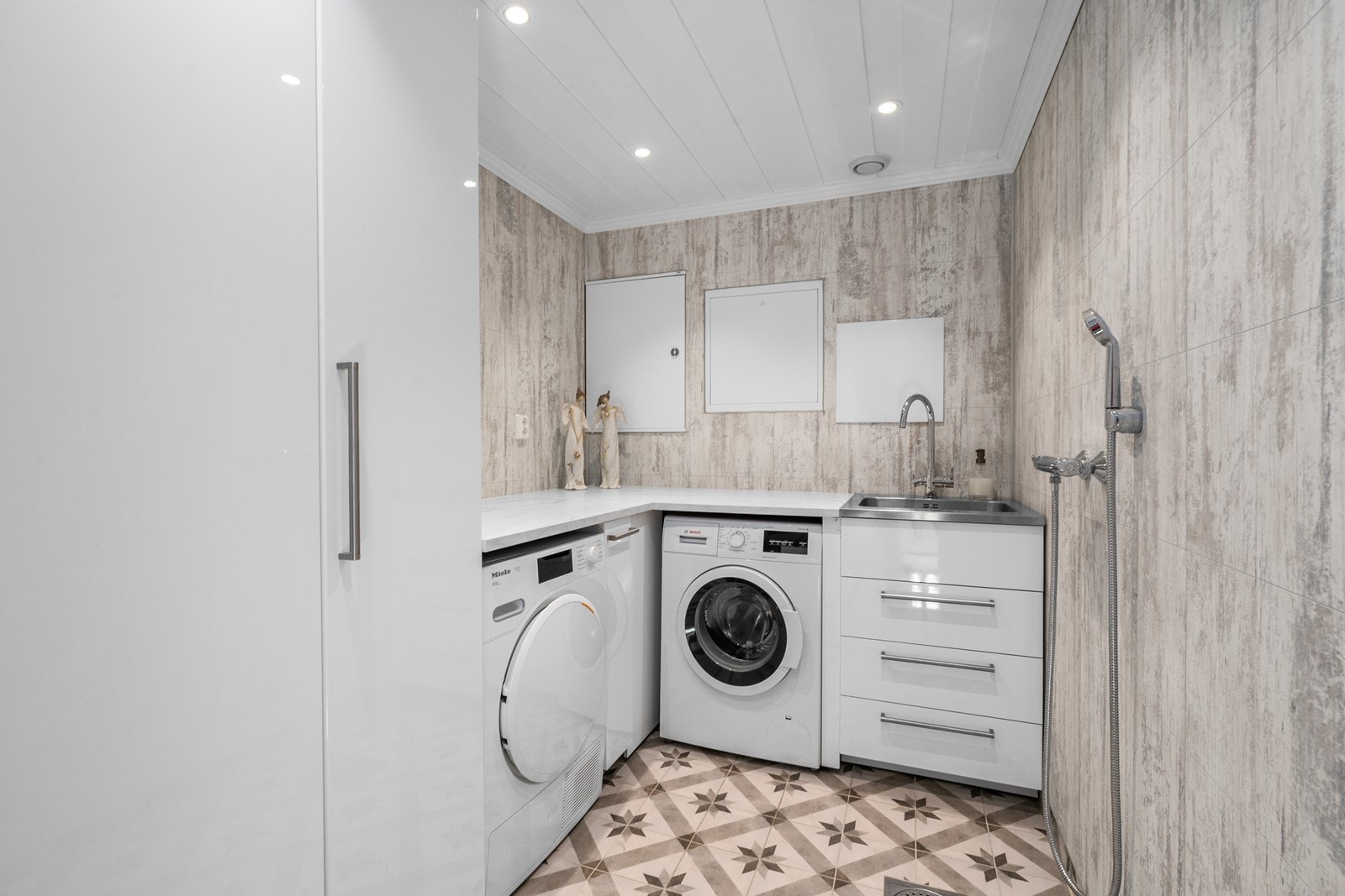 Vaskerommet har et vegghengt servantskap med nedfelt servant og ett-grepsarmatur Galleribilde