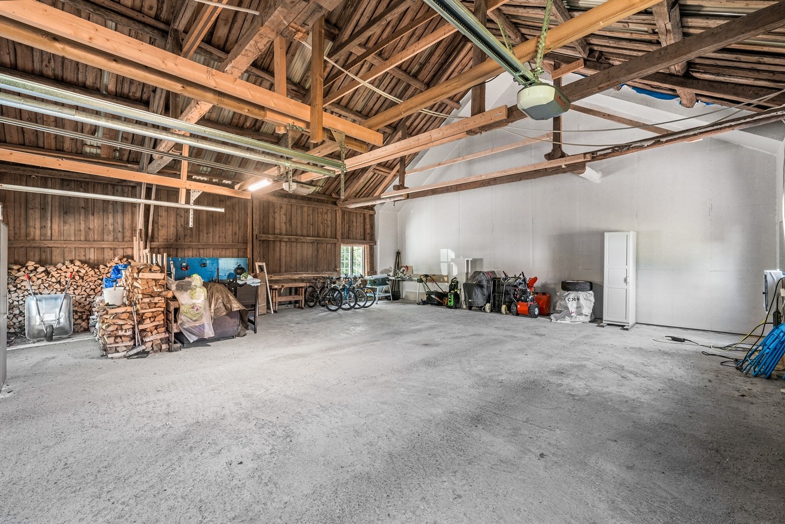 Garasjen har mye plass til flere biler og oppbevaring - Stort potensiale for annen innredning/planløsning. Galleribilde