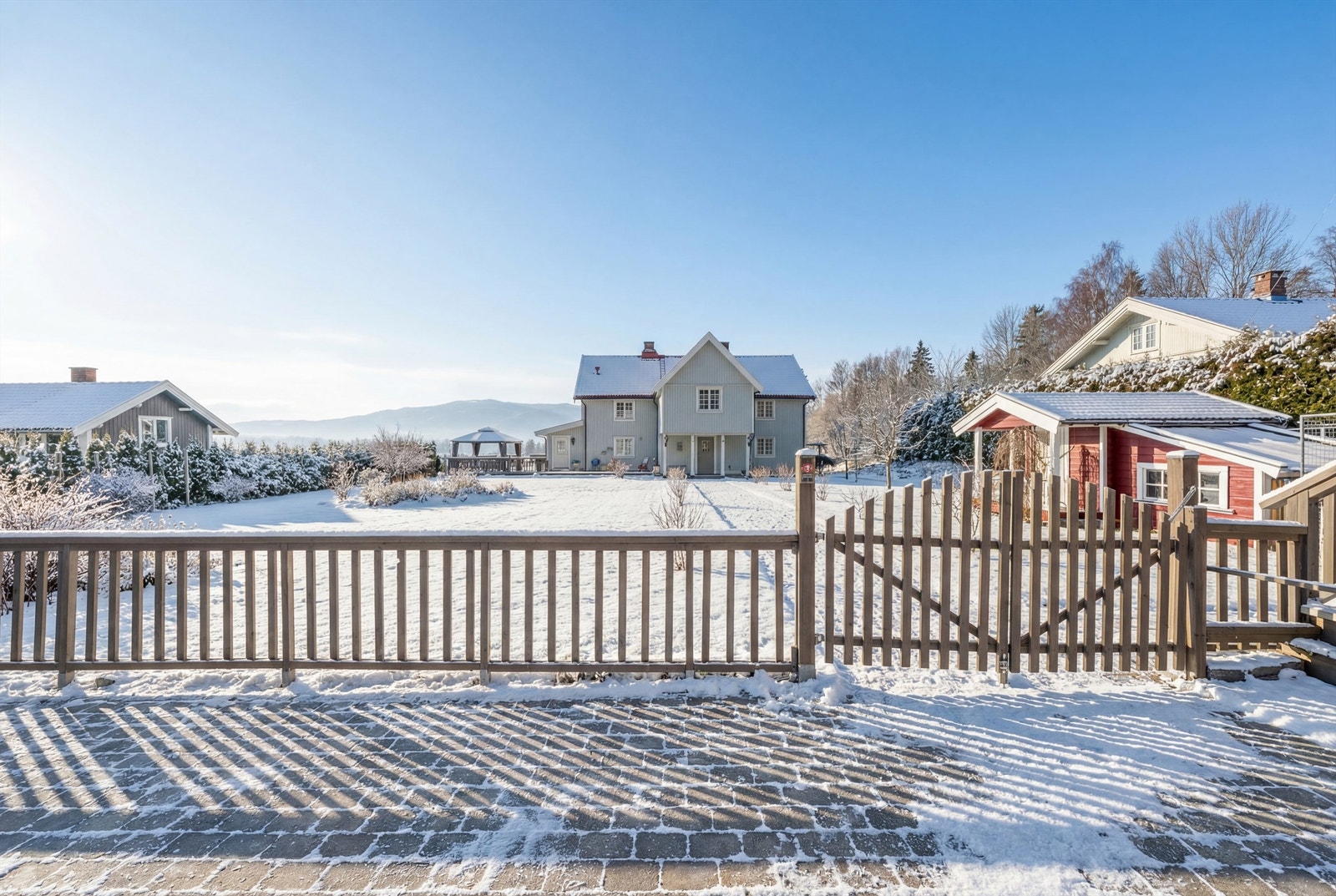 Eiendom med stor hage og god plass. (Illustrasjonsbilde) Galleribilde