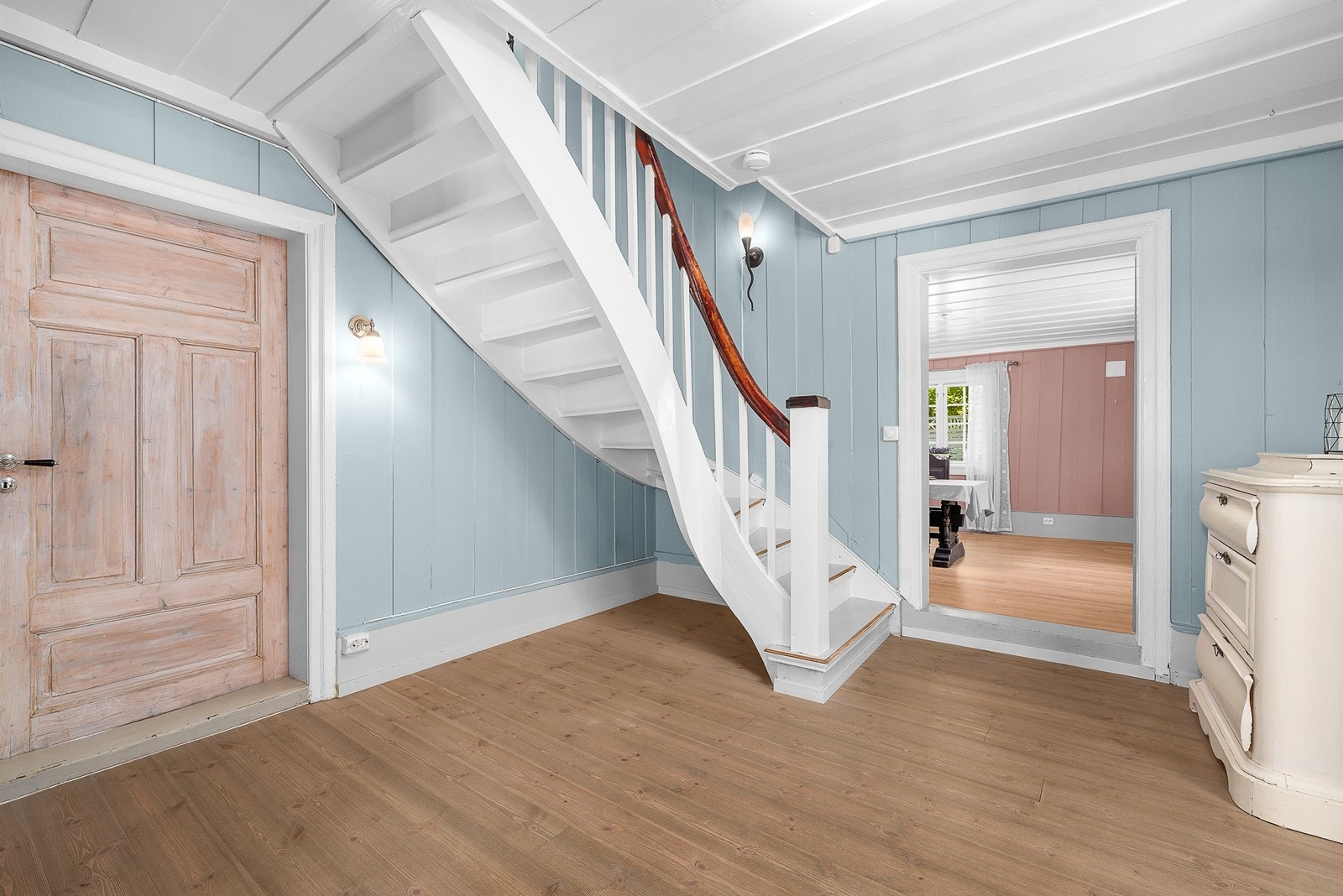 Veggflater og himlingsflater er originalt treverk, som er vedlikeholdt og malt i originale farger, og gulvflatene er av heltre Galleribilde