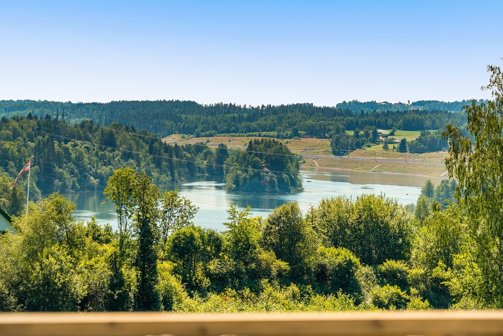 Fra eiendommen kan man se ned til Vorma og mulighet for å se hjuldamperen Skibladner flere ganger i uken Galleribilde