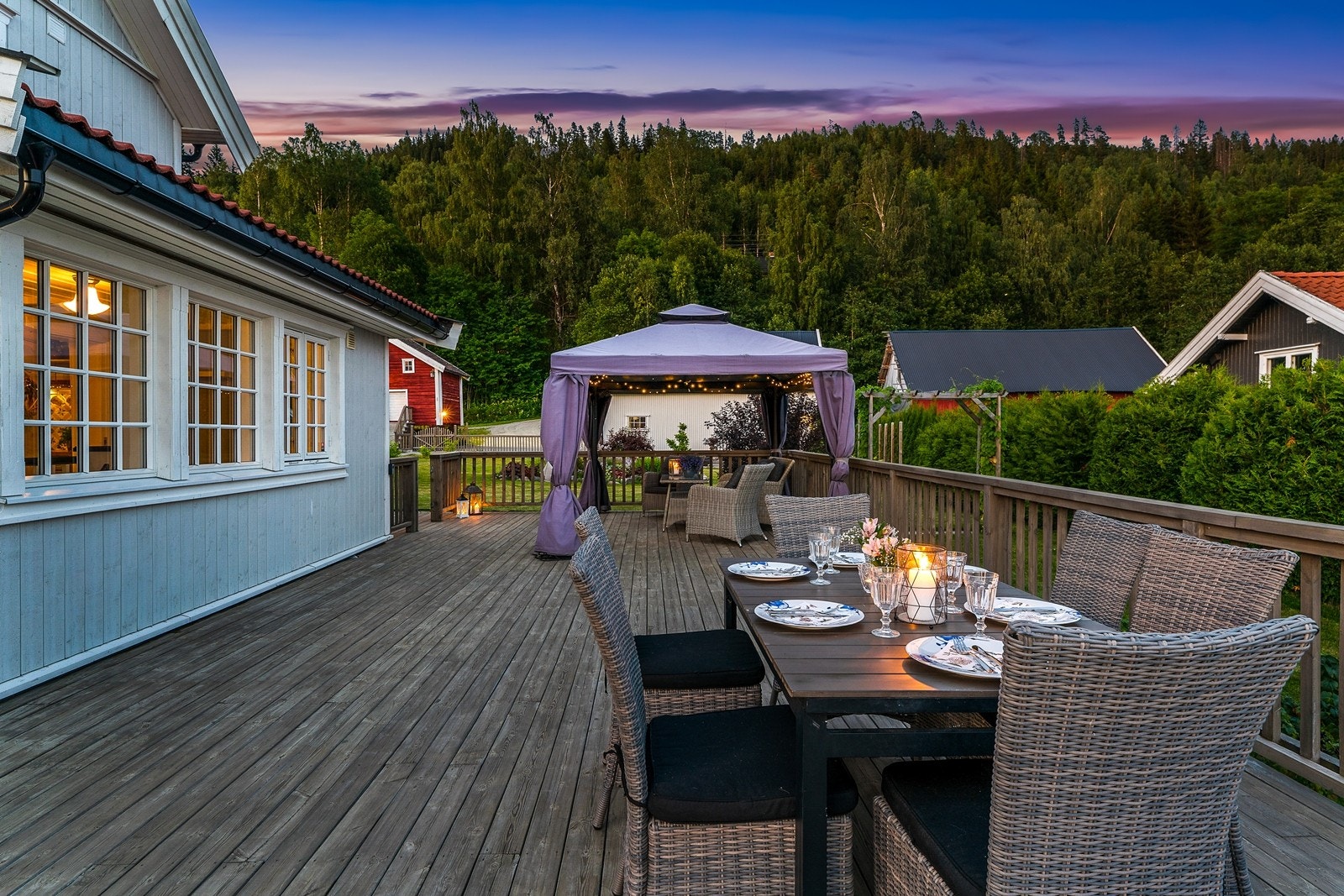 På uteplassen kan man nyte lange kvelder og holde store selskap Galleribilde