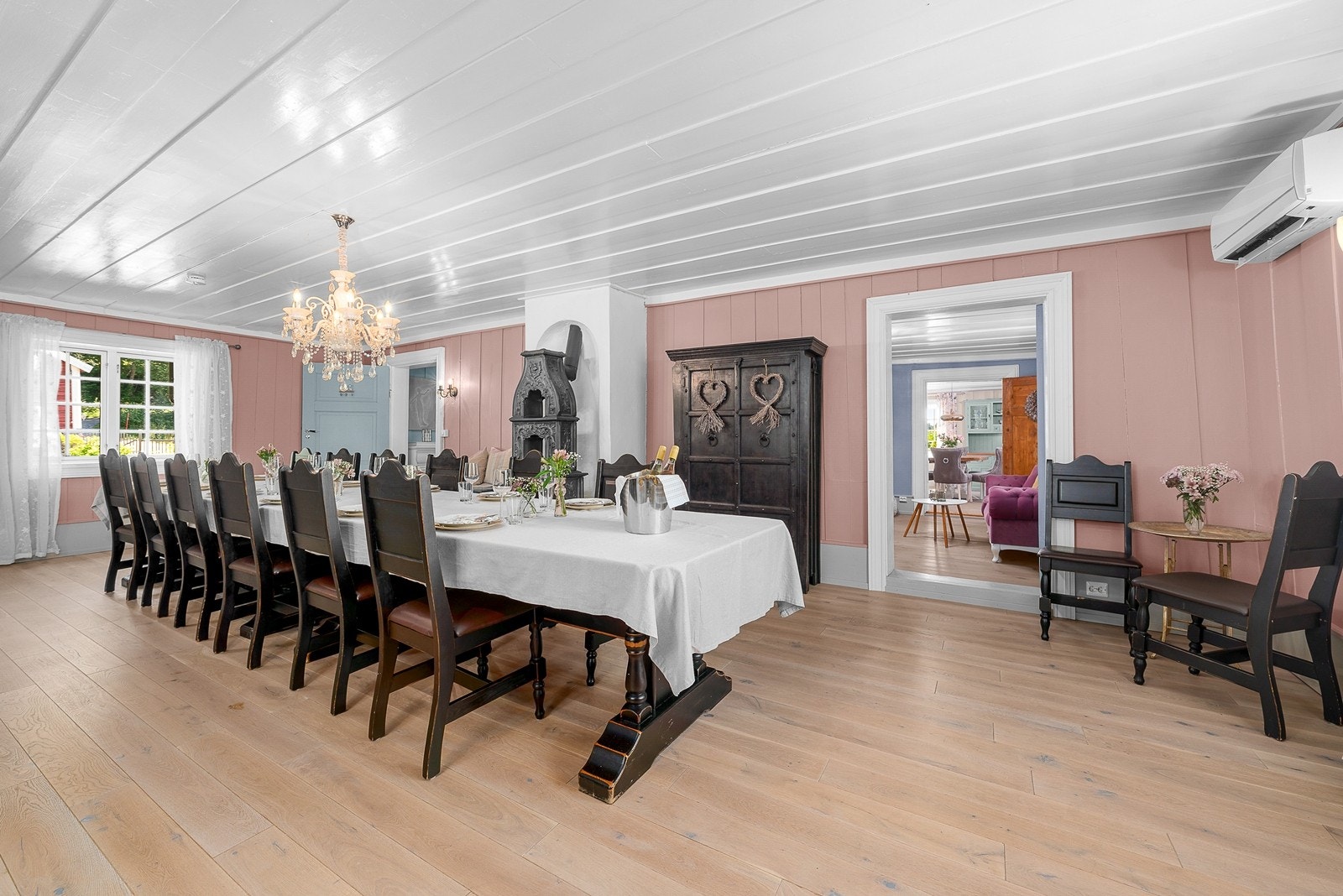 Gulvflatene er av heltre og originale malte himlingsflater. I storstuen er det installert varmepumpe, samt at man har en peisovn for de ekstra kalde dagene Galleribilde