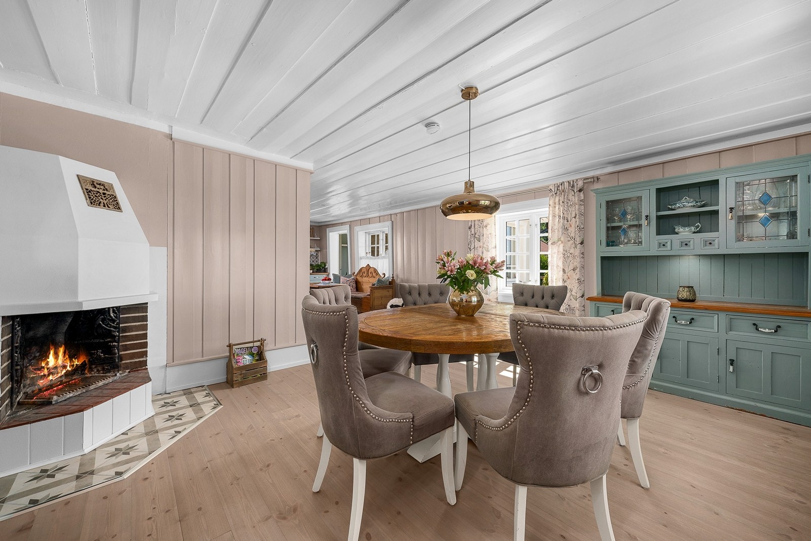 Stemningsfullt med peisen som knitrer på kjøligere kvelder... Galleribilde