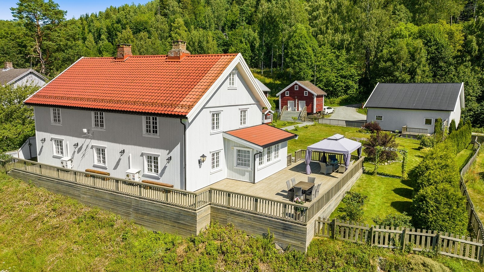 Eiendommen ligger usjenert til med en stor hage og sol hele dagen Galleribilde