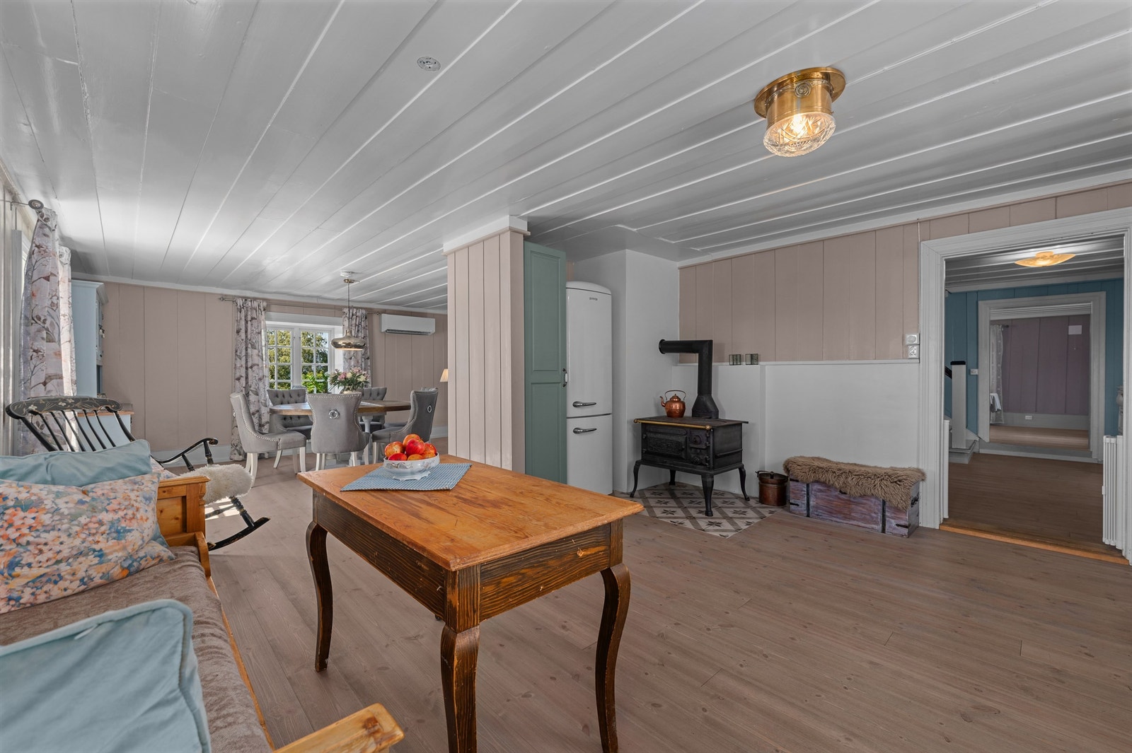 God plass til koselig sittebenk til morgenkaffen, samt god plass til et stort spisebord for hyggelige frokoster og rolige morgenstunder Galleribilde