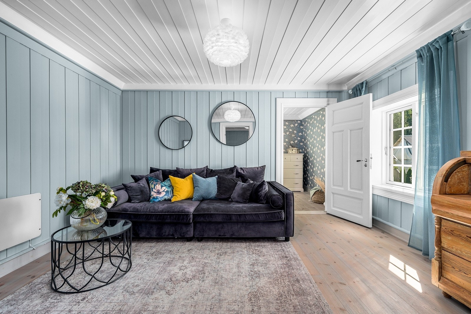 Fra TV-stuen er det inngang til et av soverommene Galleribilde