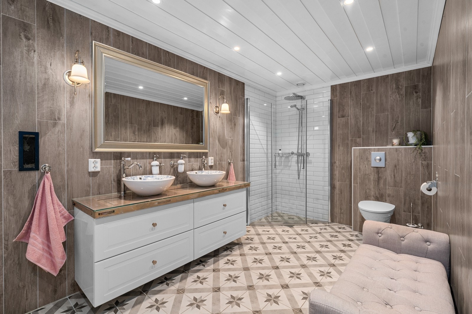 Stilrent bad som har samme stil og gjennomførelse som resten av boligen - Nydelige doble servanter med lekkert armatur Galleribilde