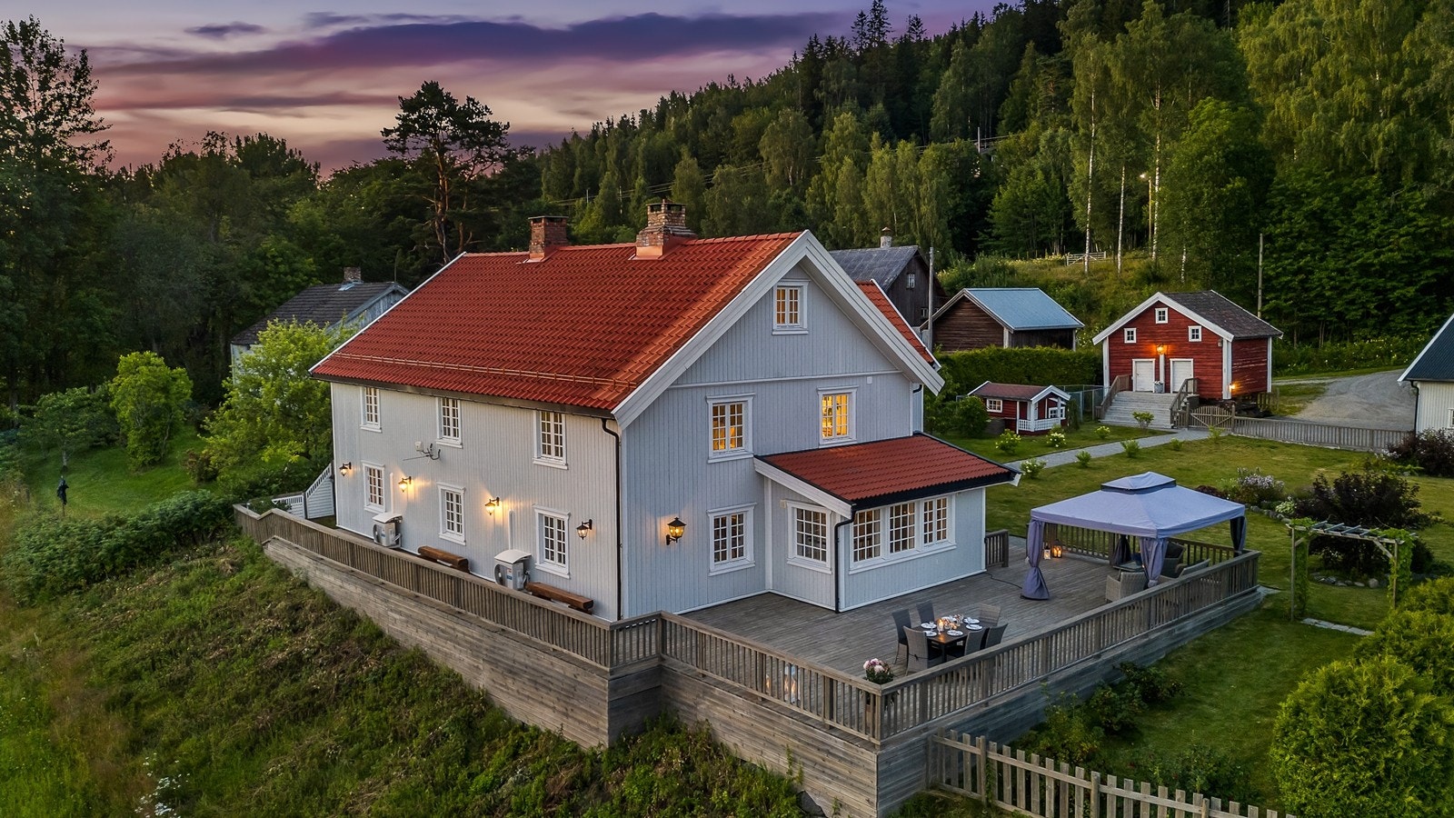 Vakker hage med flott beplatning og flere sittegrupper rundtom - Foto: Flytende Film AS (Thor Øyvind Borgersen) Galleribilde