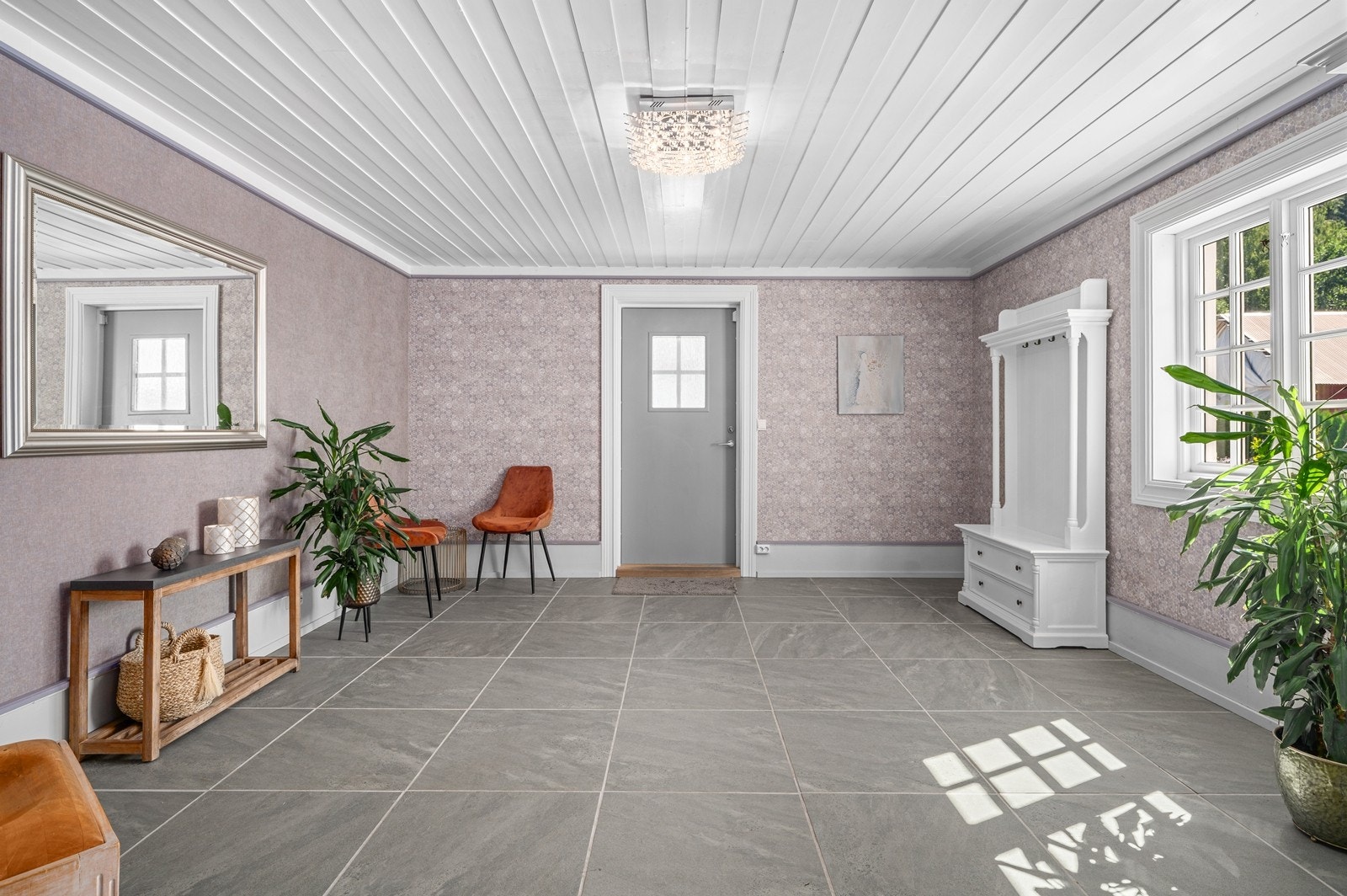 Herskapelig velkomst i den flotte hallen - Flislagte gulv med varmekabler og nydelig tapet Galleribilde