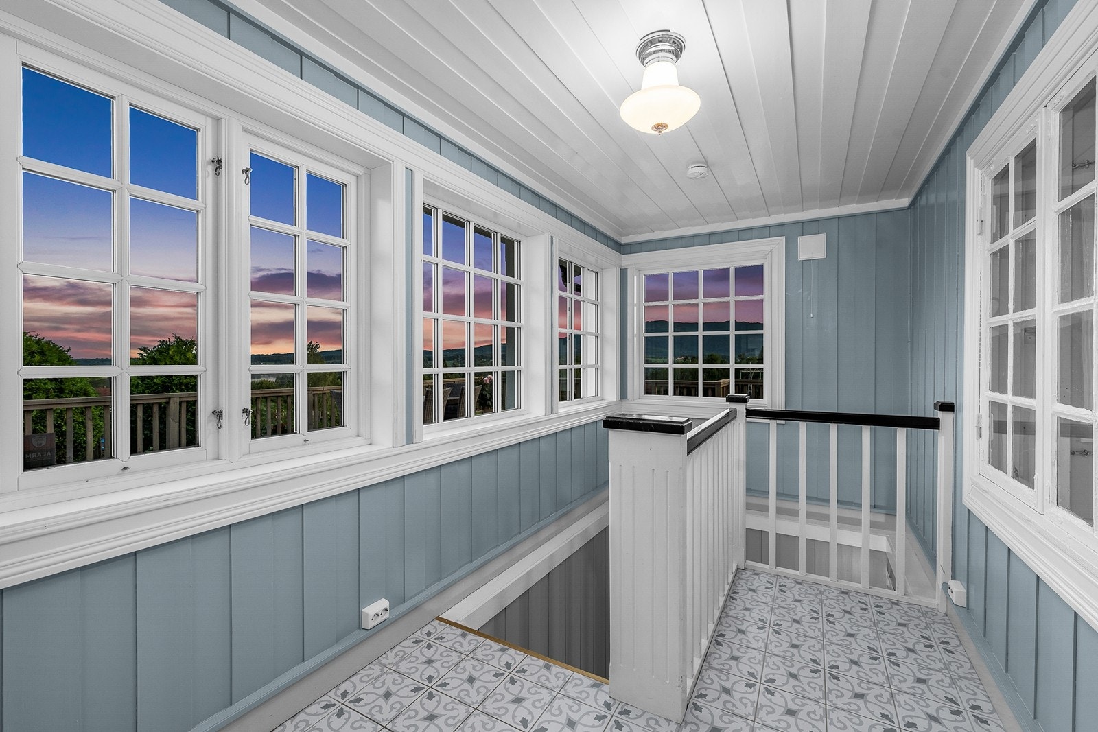 Gang med historiske fliser og lekker lampe fra Sekelskiftet - Flere lamper i villaen er herfra og er laget etter gamle modeller fr 1800-tallet Galleribilde