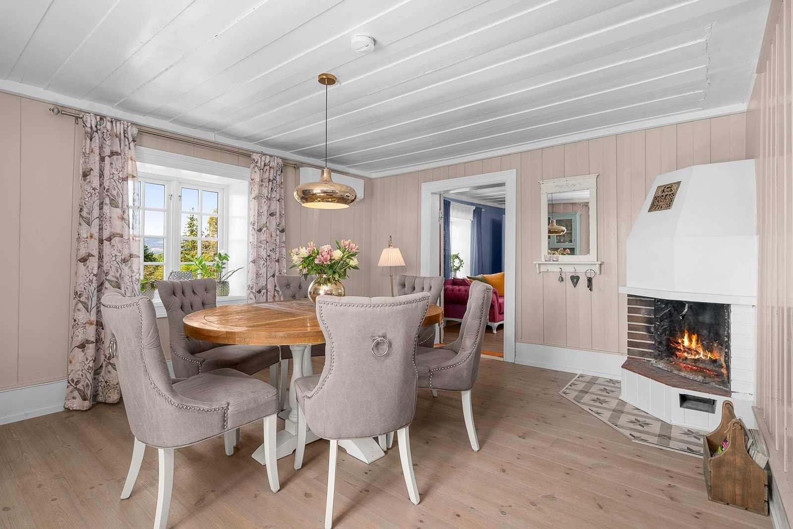 På kjøkkenet har man peis, peisovn og en varmepumpe Galleribilde