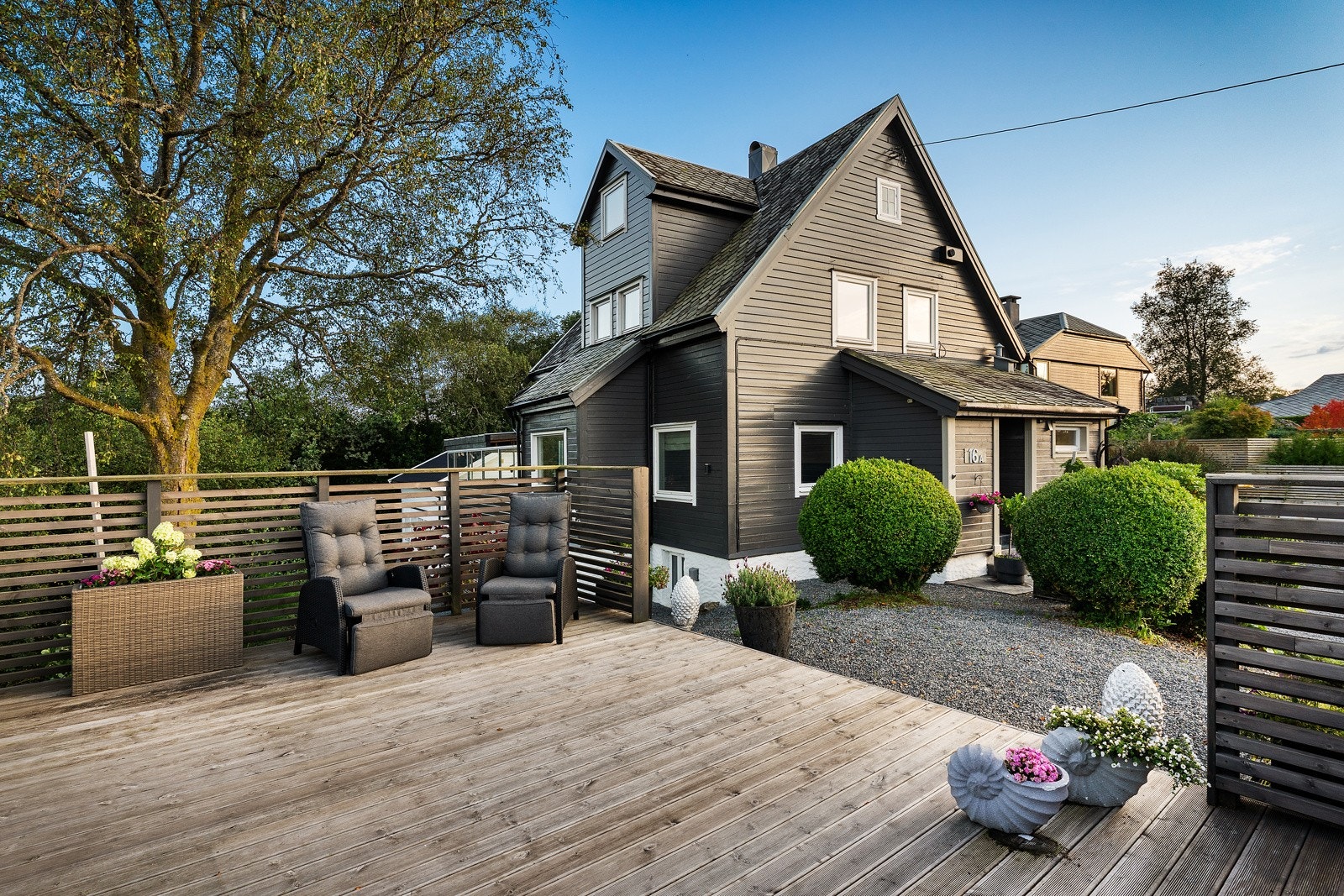 En gjennomgående eiendom med en stor enebolig, uthus/verksted med loftetasje, fine uteområder og mange muligheter. Galleribilde