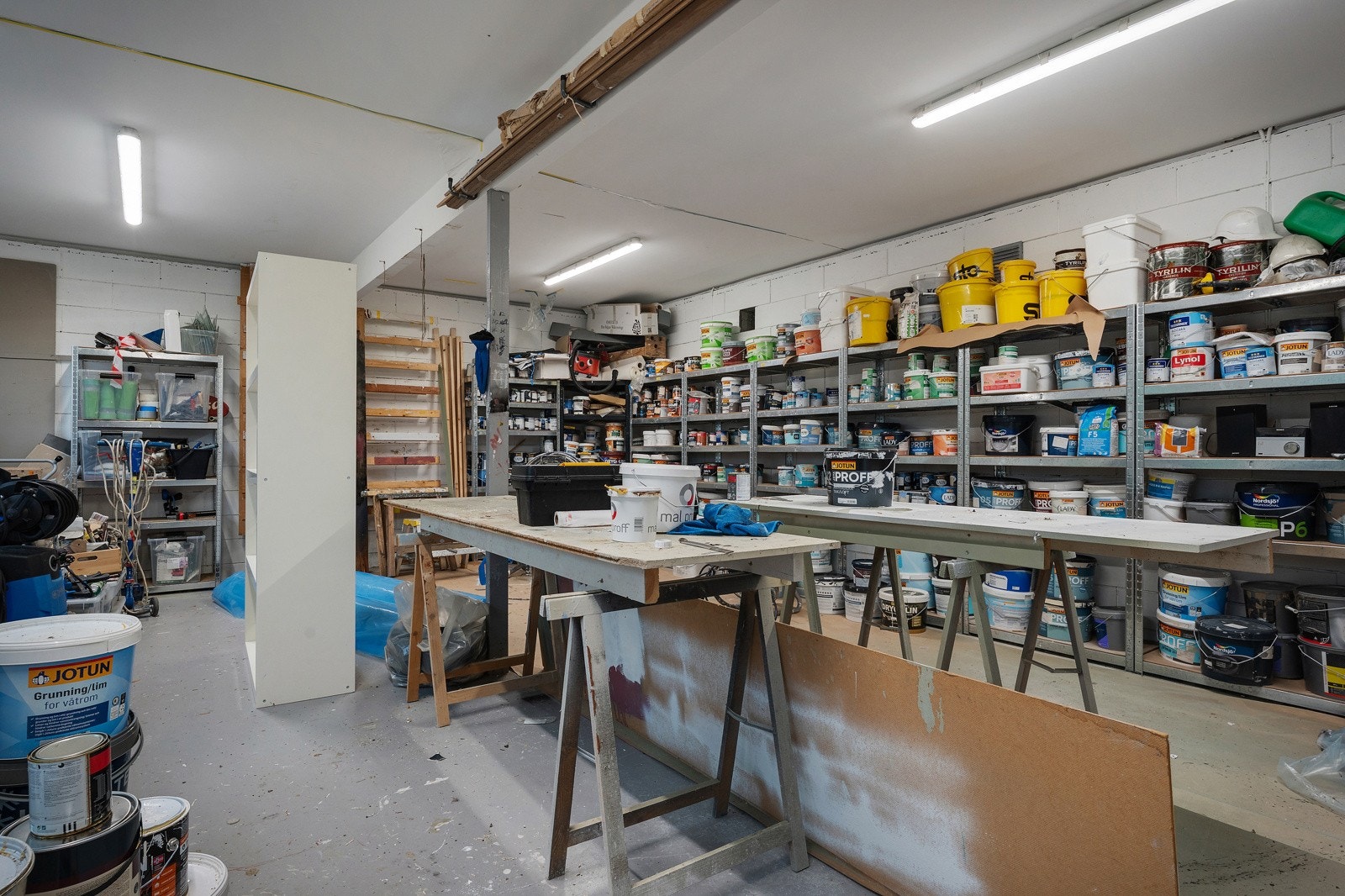 1.etasje har vært brukt som verksted. 2. etasje er brukt som lagringsloft. Galleribilde