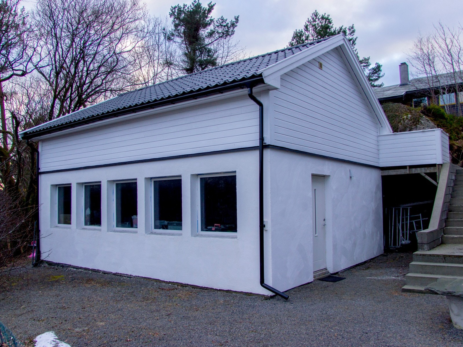 Det er gjort mye vedlikehold og oppgraderinger av utvendig fasade på boligen i tidsrommet 2021-2023 Galleribilde