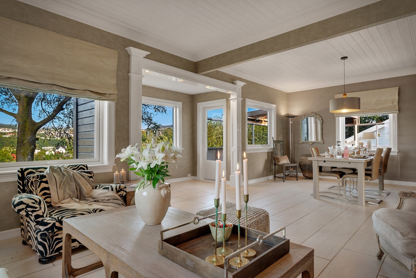 Store vindusflater som gir godt med lysinslipp. Galleribilde