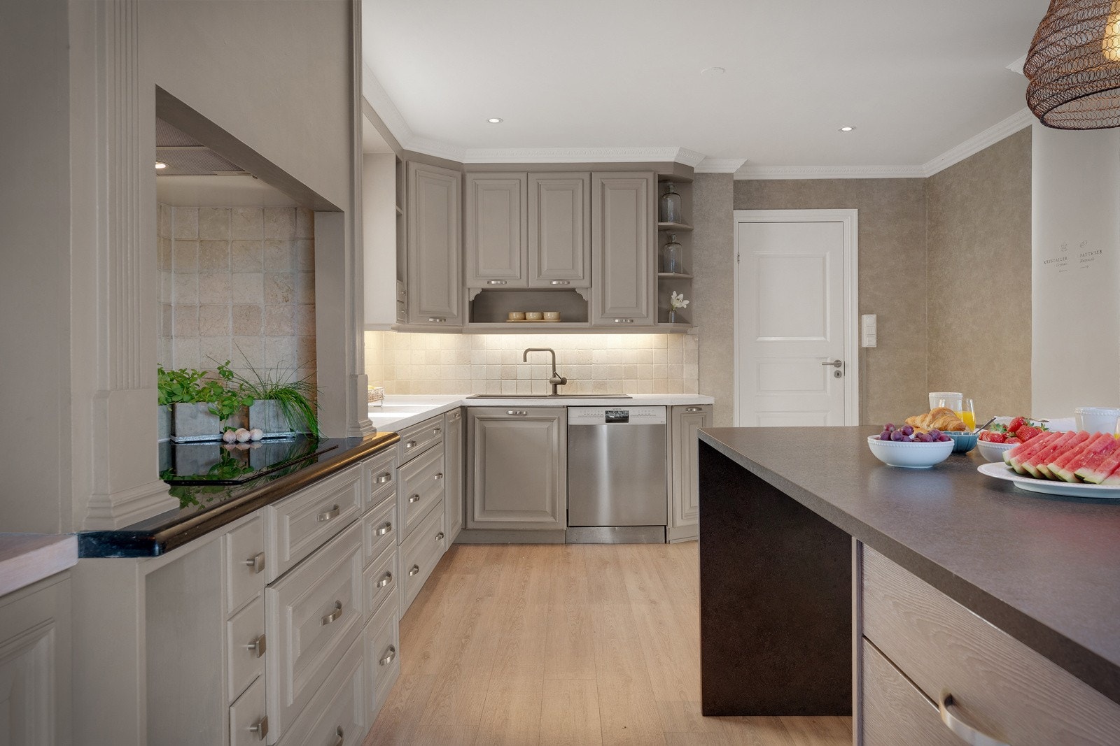 Heltre benkeplate på kjøkken. Galleribilde