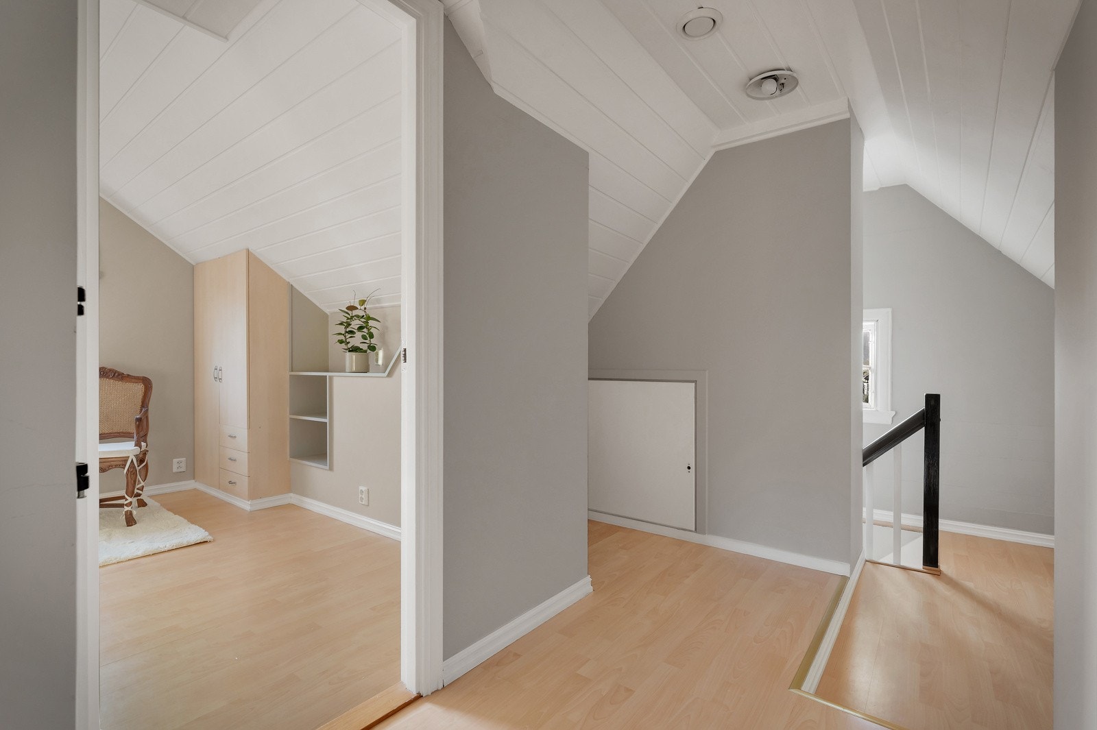 Loft etasjen blir i dag brukt til oppbevaring. Loft er ikke godkjent for varig opphold. Galleribilde