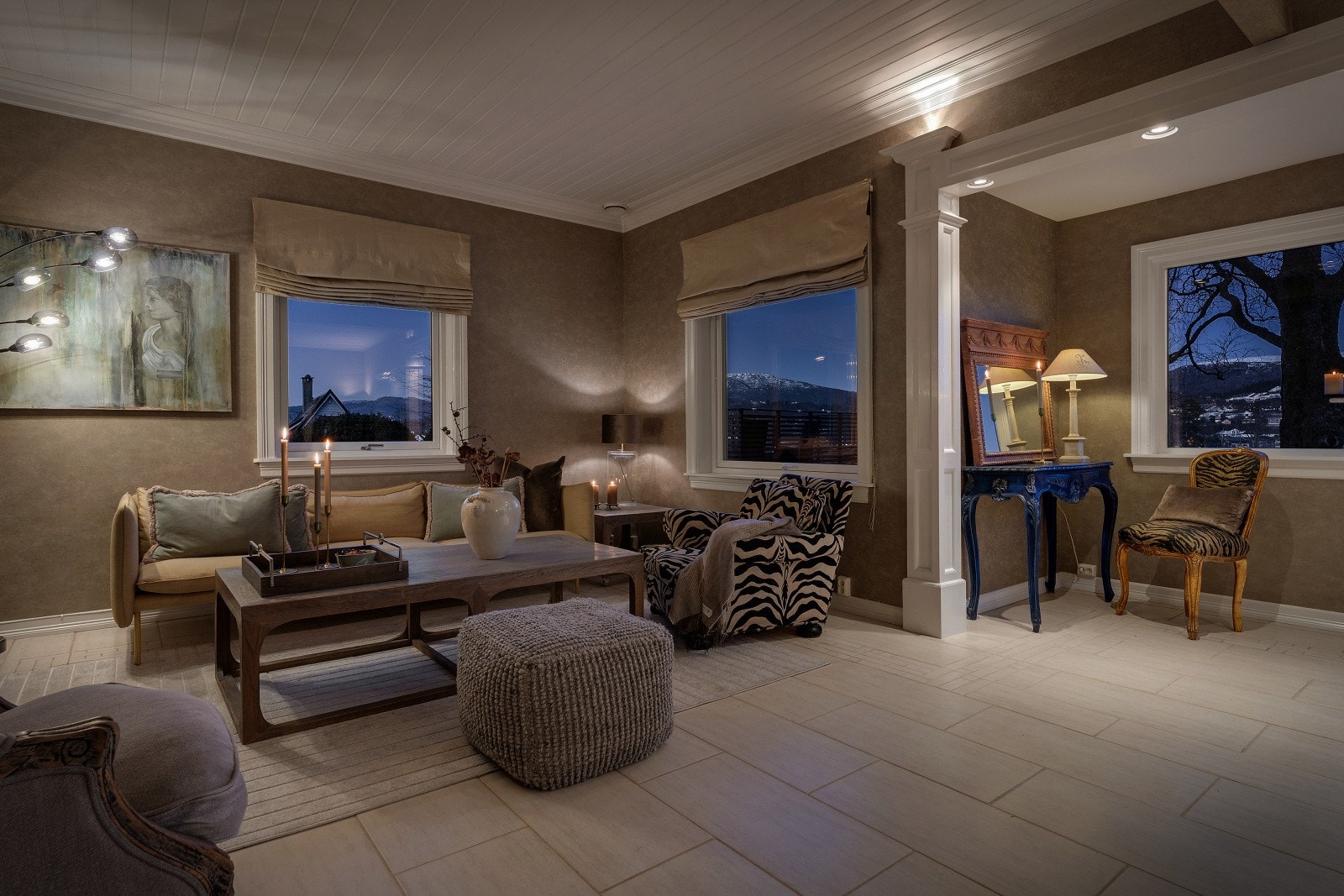 Fra den romslige stuen har man fin utsikt mot over uteområder, samt Ulriken og Løvstakken. Galleribilde