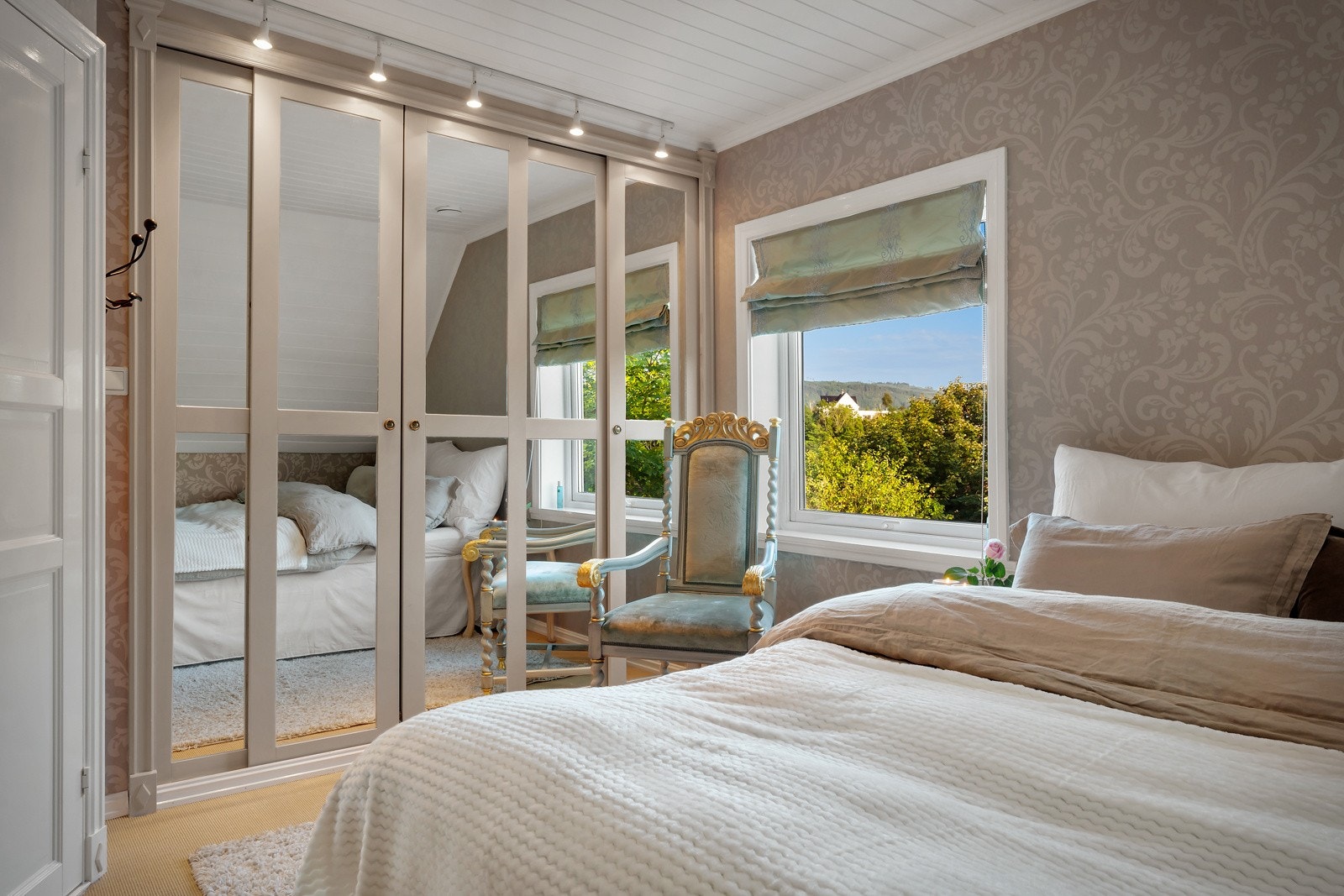 Soverom 1 har stor skyvedørsgarderobe med god plass for oppbevaring. Galleribilde