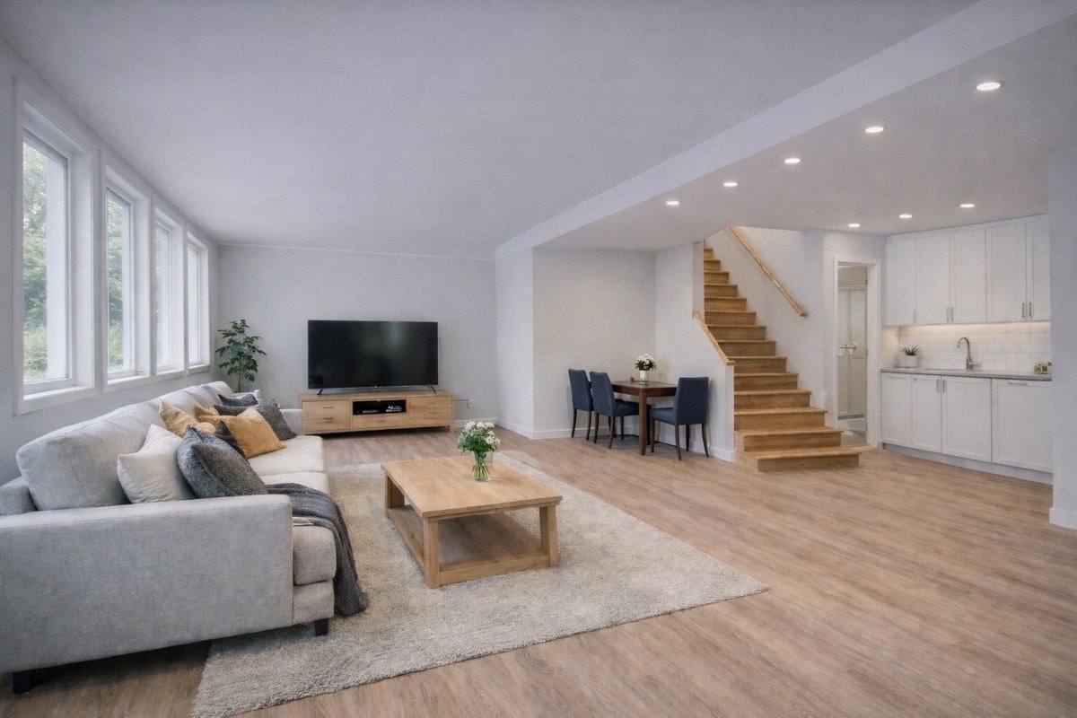 "Dette er en illustrasjon av uthus 1.etg. og er ikke omsøkt eller godkjent". Dersom man ønsker å søke om endringer har selger vurdert hvordan man kan gjøre det ved løyve. Galleribilde