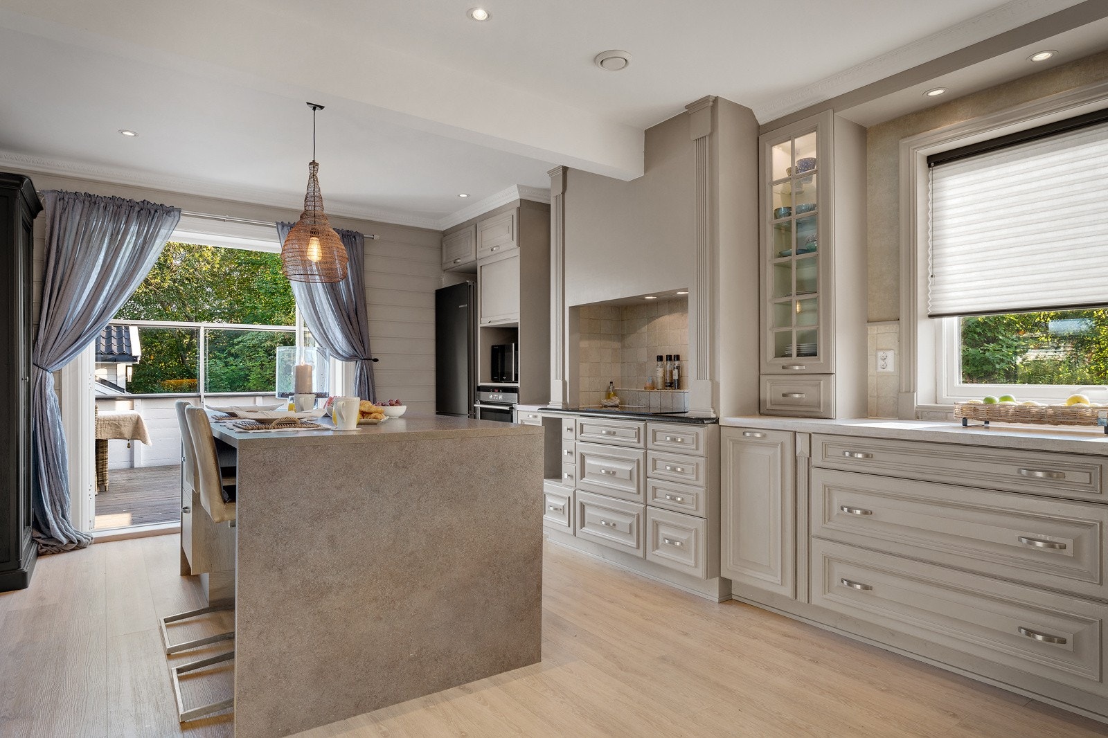 Kjøkkenet er av Sivesind. Integrerte hvitevarer medfølger salget. Galleribilde