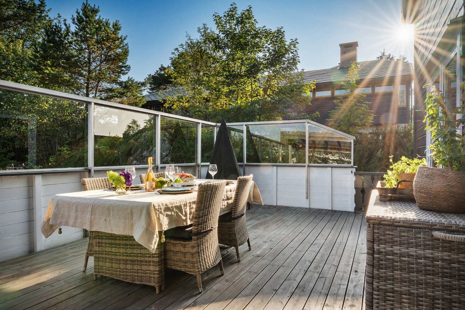 På altan har man sol fra ca kl. 07:00 - 20:00 midtsommers. Galleribilde