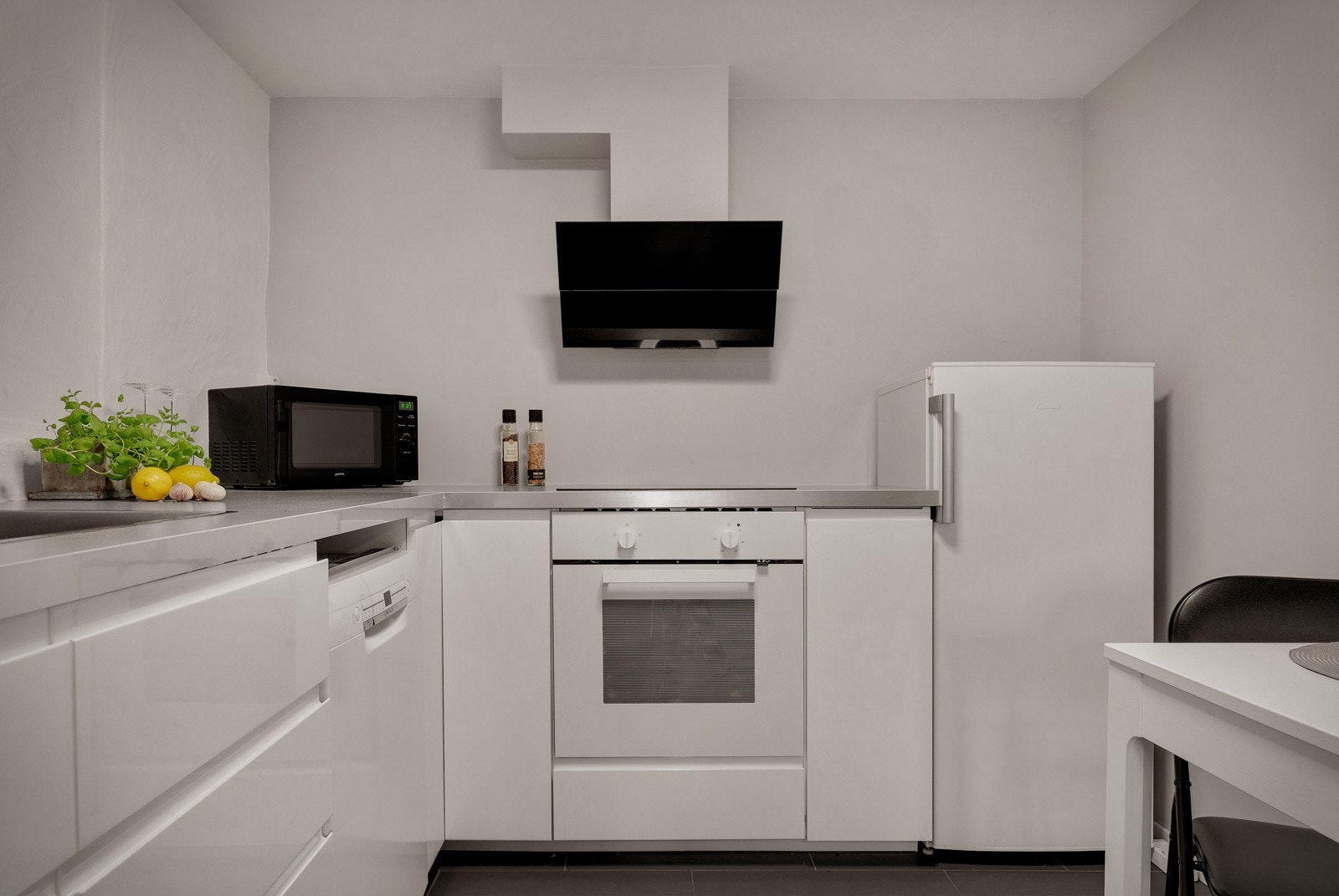 Integrerte hvitevarer: Stekeovn, platetopp med induksjon og ventilator. Røropplegg for oppvaskmaskin. Galleribilde