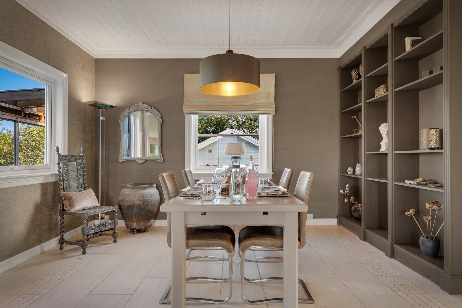 Fra opprinnelige bygningstegninger er rommet delt i to, hvor det i dag er slått sammen. Dette kan enkelt tilbakeføres ved behov og er ikke søknadspliktig tiltak. Galleribilde