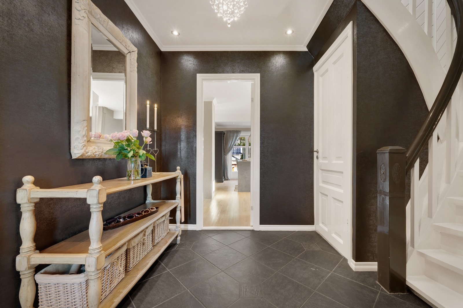 Romslig entre/gang på ca 11 kvm. Galleribilde